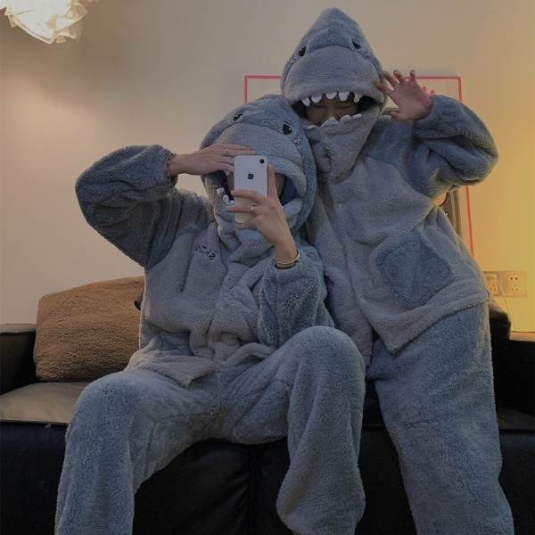 レディース ルームウェア パジャマ 部屋着 着ぐるみ風 着る毛布 寝巻き ミディアム 9分丈 アシンメトリー 長袖 ラグラン 襟付き スタンドカラー フード 目＆キバ付き オーバーサイズ 刺繍 バックコンシャス もこもこ ふっくら ポケット 前開き かわいい 大人可愛い