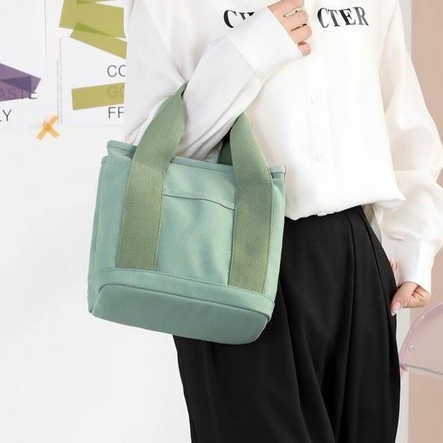 Rakuten - バッグ カバン ショルダー ハンドバッグ 斜めがけ 肩がけ 手持ち 大容量 多収納 多機能 便利 自立 スクエア 四角 ポケット ファスナー サイドポケット 大人可愛い シンプル お洒落 かっこいい こなれ感 ラフ 主役級 存在感 とろみ感 抜け感 個性的 クラシック 無地 通学