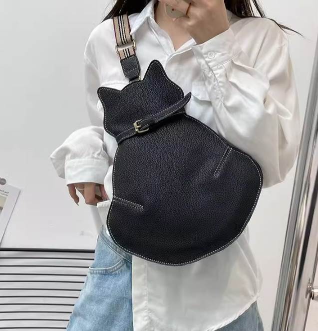 Rakuten - ショルダーバッグ ネコ型バッグ バッグ カバン レディース ショルダー 肩がけ 軽量 薄型 猫 ねこ 個性派 かわいい シンプル カジュアル お洒落 こなれ感 ラフ ラブリー キュート 主役級 存在感 華やか 個性的 無地 お出かけ イベント お買い物 女子会 休日 普段使い