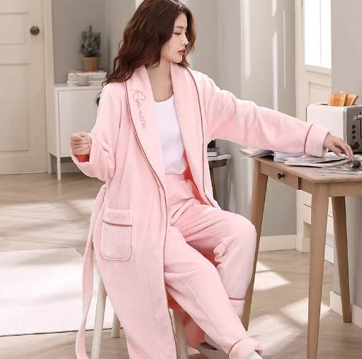 ツーピース 上下セット ガウン レディース ボトムス ルームウェア パジャマ 部屋着 着ぐるみ 寝巻き 羽織 前開き ロング 長袖 ウエストリボン もこもこ ふわふわ ふっくら ポケット かわいい シンプル おしゃれ ラフ 存在感 ラブリー キュート ラグジュアリー 2
