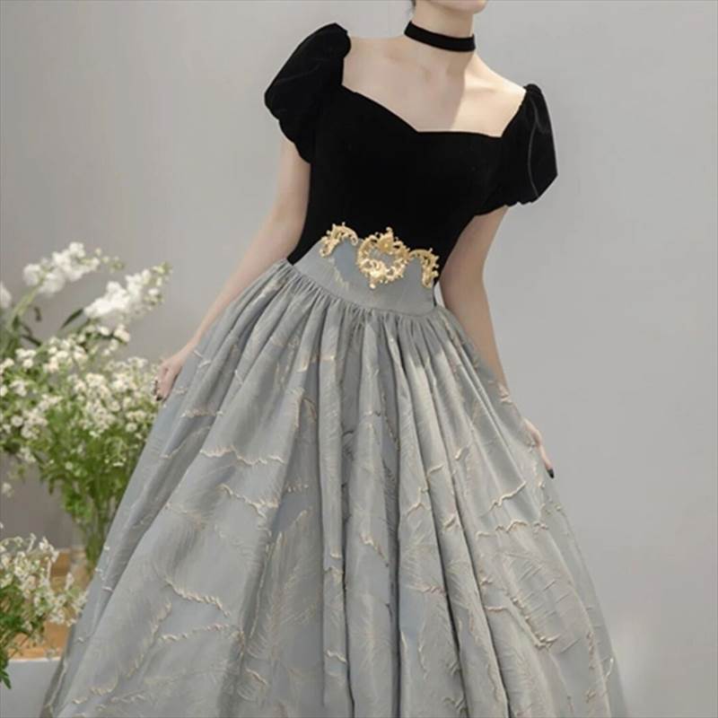 ドレス ワンピース パーティー 演奏会 発表会 ステージ 舞台 衣装 演劇 ロング マキシ 半袖 パフスリーブ 襟なし スクエアハートネック 共布チョーカー付き プリンセスライン フィットアンドフレア 切り替えデザイン バックレースアップ 後ろ編み上げ 金色装飾