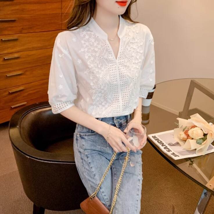レディース シャツ ブラウス ミディアム 5分袖 7分袖 襟付き スリットネック フェミニン 刺繍 透け感 切り替えデザイン パンチングレース かわいい 大人可愛い きれいめ シンプル カジュアル 上品 おしゃれ こなれ感 ナチュラル 爽やか 涼しげ 無地 花柄 春 夏 授業参観