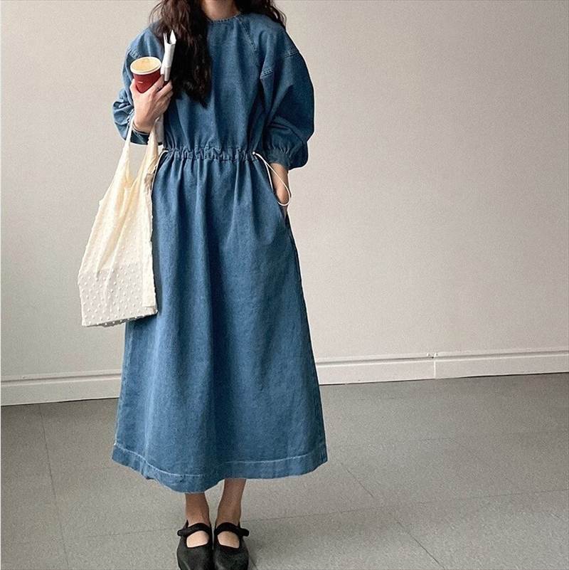 レディース ワンピース シャツワンピ 膝下 ミモレ ロング 長袖 ボリューム袖 ドロップショルダー ラグラン ランタンスリーブ クルーネック 襟なし Aライン フェミニン ウエストマーク ブルーデニム ウエストドロスト 大人可愛い シンプル カジュアル 上品 おしゃれ