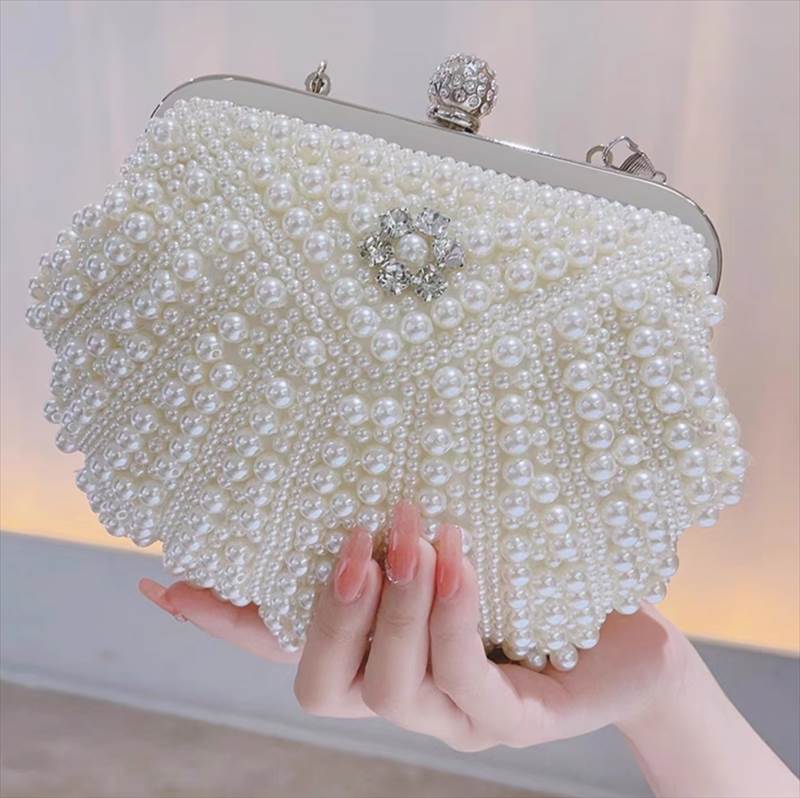 バッグ カバン レディース ハンドバッグ 手持ち パーティー ミニバッグ コンパクト 薄型 スリム ラウンド がま口 パール かわいい 大人可愛い きれいめ 上品 お洒落 レトロ こなれ感 ラブリー キュート ガーリー エレガント モダン 主役級 存在感 フォーマル 華やか