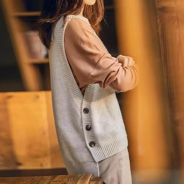 Rakuten - レディース トップス ニット ベスト 袖なし ラウンドネック ストレート Iライン 伸縮性 ボタン かわいい 大人可愛い きれいめ シンプル 上品 おしゃれ こなれ感 ラフ マニッシュ ガーリー モダン 存在感 とろみ感 抜け感 キュート 都会的 アクティブ ナチュラル 無地 秋