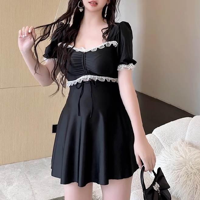 大きめサイズのガーリーなワンピース水着です。まるで洋服のワンピースのようなデザインが可愛く着やすい一着。レースやシャーリングがキュートで、半袖やビスチェのようなデザインで体系カバーも叶います。ブラックとグレーブルーの落ち着いたカラー展開も魅...