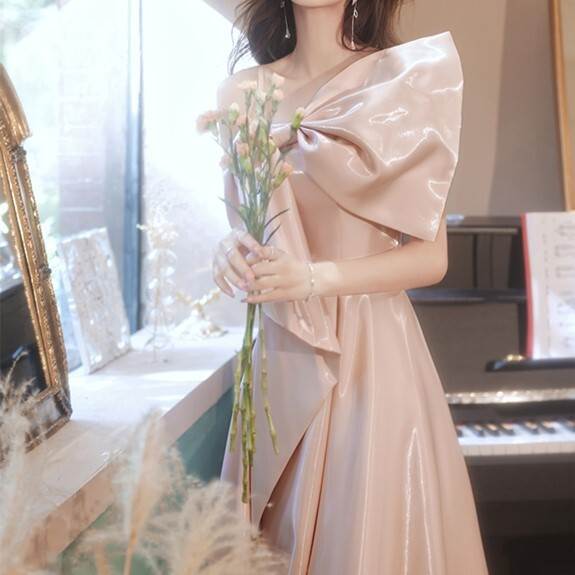 レディース ワンピース ドレス ロング ノースリーブ ワンショルダー リボン 大人可愛い きれいめ 上品 おしゃれ かっこいい ガーリー クール エレガント 主役級 存在感 都会的 ロマンティック 無地 春 夏 秋 冬 オールシーズン 結婚式 二次会 披露宴 ロングシーズン