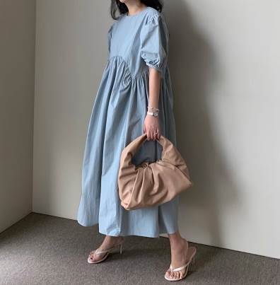 華やかなデザインと機能性を兼ね備えた、パフスリーブ ボリューム ワンピースが登場しました。シンプルで上品なデザインが特徴です。半袖で、ラウンドネックが女性らしい抜け感を演出し、メリハリ感あるAラインシルエットで体型カバーもバッチリです。色展開 ホワイト ブルーサイズ S M L XLサイズ(cm)S /着丈 114 /バスト 100 /肩幅 42 /袖丈 30M /着丈 115 /バスト 104 /肩幅 43 /袖丈 31L /着丈 116 /バスト 108 /肩幅 44 /袖丈 32XL /着丈 117 /バスト 112 /肩幅 45 /袖丈 33《商品について》※当ショップは海外からのノーブランド商品になります。海外製品のため日本商品に比べ品質が劣る場合がございます。糸のほつれ、多少の汚れやシミ、ファスナーが固い、デザインの若干の違いなどは不良品には該当しませんのでご了承ください。お手持ちの携帯やPCの画面設定の影響により、実物と色味が異なって見える場合がございます。※当ショップはお客様より注文を確認した上でメーカーに発注しておりますので返品、交換は出来かねます。ご了承下さいませ。《発送について》お取り寄せ商品のため、ご入金確認後、お届けまでに「10-24日程度」のお時間がかかります。通常よりもお時間がかかってしまう場合もございます。欠品や商品の不具合などにより、商品をお届けすることができず、ご注文をキャンセルさせていただく場合もございますのでご了承ください。※当ショップの商品はお取り寄せ商品につき、入金確認後メーカーへ発注させて頂きます。※メーカーにて在庫切れの場合は、速やかに返金させて頂きます。《返品についての特約に関する事項》ご注文確定後、発注後のキャンセルやサイズなどの内容変更は承っておりません。注文時によくご確認ください商品に欠陥がある場合を除き、基本的には返品や交換には応じません。最後までご覧くださり、ありがとうございました。gra-5214