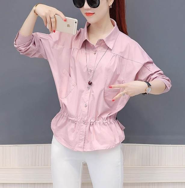 7分袖と襟付きのデザインは、シンプルながらも存在感があり、さまざまなシーンでおしゃれに決まります。ウエストマークで女性らしいシルエットを演出します。色展開 ピンク ホワイト ブルーサイズ M L XL 2XLサイズ(cm)M /着丈 64 /バスト 126 /袖丈 59L /着丈 64.5 /バスト 130 /袖丈 60XL /着丈 64.5 /バスト 134 /袖丈 612XL /着丈 65 /バスト 138 /袖丈 62《商品について》※当ショップは海外からのノーブランド商品になります。海外製品のため日本商品に比べ品質が劣る場合がございます。糸のほつれ、多少の汚れやシミ、ファスナーが固い、デザインの若干の違いなどは不良品には該当しませんのでご了承ください。お手持ちの携帯やPCの画面設定の影響により、実物と色味が異なって見える場合がございます。※当ショップはお客様より注文を確認した上でメーカーに発注しておりますので返品、交換は出来かねます。ご了承下さいませ。《発送について》お取り寄せ商品のため、ご入金確認後、お届けまでに「10-24日程度」のお時間がかかります。通常よりもお時間がかかってしまう場合もございます。欠品や商品の不具合などにより、商品をお届けすることができず、ご注文をキャンセルさせていただく場合もございますのでご了承ください。※当ショップの商品はお取り寄せ商品につき、入金確認後メーカーへ発注させて頂きます。※メーカーにて在庫切れの場合は、速やかに返金させて頂きます。《返品についての特約に関する事項》ご注文確定後、発注後のキャンセルやサイズなどの内容変更は承っておりません。注文時によくご確認ください商品に欠陥がある場合を除き、基本的には返品や交換には応じません。最後までご覧くださり、ありがとうございました。gra-5394