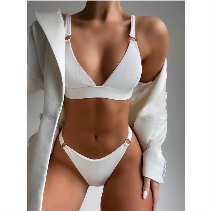 大人可愛いデザインの水着ビキニが新登場です！こちらのスイムウェアは、ハイウエストデザインによって脚長効果を引き出し、パッド付きで美しいシルエットを作り出します。シンプルでありながらも存在感のある無地のデザインで、カジュアルからスタイリッシュなリゾートまで幅広いシーンにフィットし、旅行やビーチ、プールでの楽しいひとときを演出します。色展開 ホワイト ピンク イエロー レッド ブラックサイズ S M Lサイズ(cm)S /カップ A-B /バスト 80-85 /ウエスト 61-66 /ヒップ 86-91M /カップ B-C /バスト 85-90 /ウエスト 66-71 /ヒップ 91-96L /カップ C-D/E /バスト 90-95 /ウエスト 71-76 /ヒップ 96-101《商品について》※当ショップは海外からのノーブランド商品になります。海外製品のため日本商品に比べ品質が劣る場合がございます。糸のほつれ、多少の汚れやシミ、ファスナーが固い、デザインの若干の違いなどは不良品には該当しませんのでご了承ください。お手持ちの携帯やPCの画面設定の影響により、実物と色味が異なって見える場合がございます。※当ショップはお客様より注文を確認した上でメーカーに発注しておりますので返品、交換は出来かねます。ご了承下さいませ。《発送について》お取り寄せ商品のため、ご入金確認後、お届けまでに「10-24日程度」のお時間がかかります。通常よりもお時間がかかってしまう場合もございます。欠品や商品の不具合などにより、商品をお届けすることができず、ご注文をキャンセルさせていただく場合もございますのでご了承ください。※当ショップの商品はお取り寄せ商品につき、入金確認後メーカーへ発注させて頂きます。※メーカーにて在庫切れの場合は、速やかに返金させて頂きます。《返品についての特約に関する事項》ご注文確定後、発注後のキャンセルやサイズなどの内容変更は承っておりません。注文時によくご確認ください商品に欠陥がある場合を除き、基本的には返品や交換には応じません。最後までご覧くださり、ありがとうございました。gra-5915