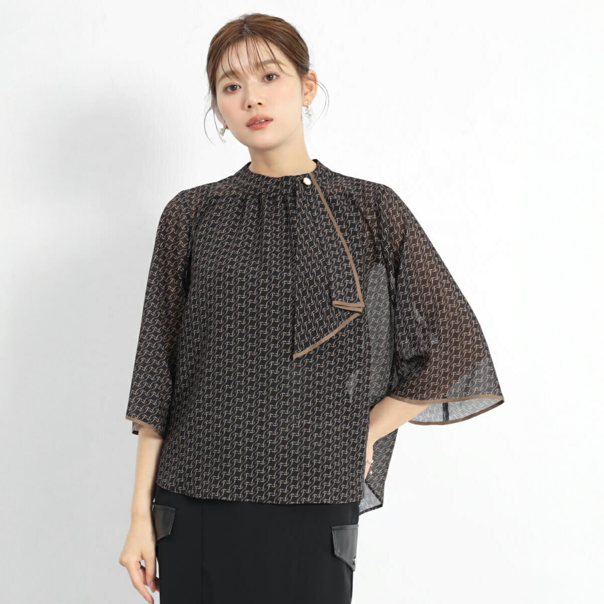 樂天商城 - 【マラソン期間中ポイント10倍】FENNEL フェンネル ロゴジオメトリックスカーフタイブラウス トップス ブラウス プルオーバー ジオメトリック柄 シアー 透け感 七分袖 レディース 大人 フェミニン キレイめ カジュアル デイリー オフィス 日本製 ウォッシャブル