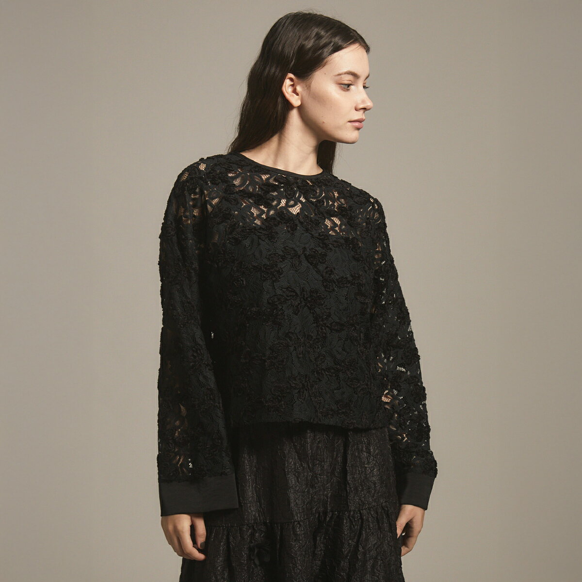 レース生地にモール糸の刺繍を施した、季節感漂う華やかなトップス。 程よい透け感が女性らしさを引き立て、抜け感のあるスタイリングを叶えます。 長すぎない丈感とゆとりのあるシルエットで、単品使いはもちろんレイヤードスタイルにもおすすめ。 キャミ...