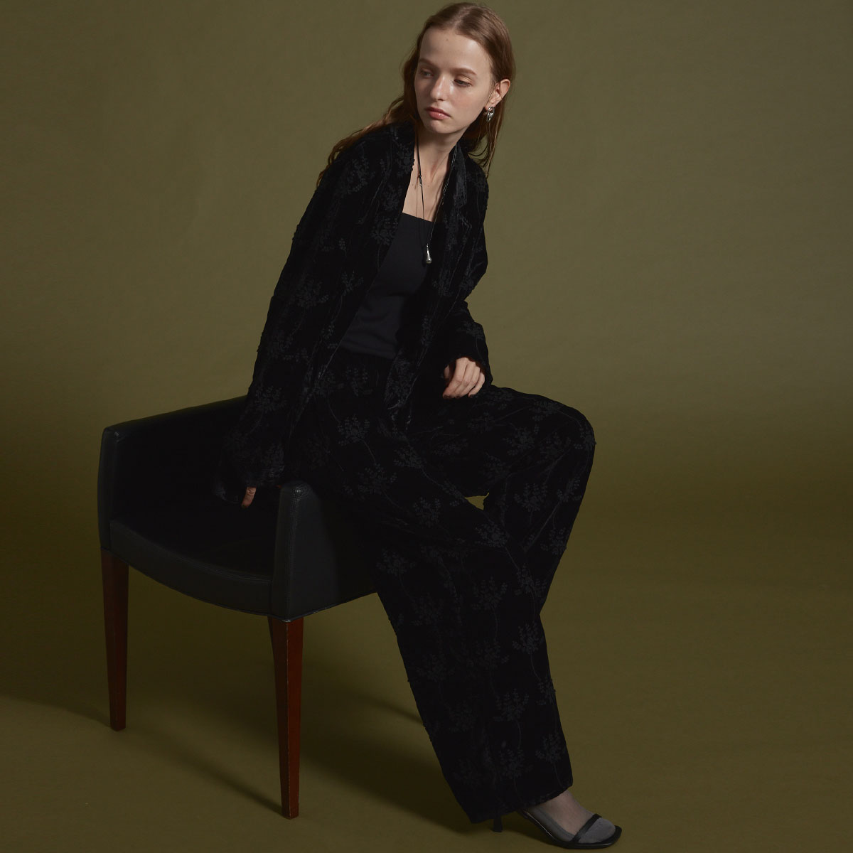 Ample アンプル フラワー刺繍ベロアテーラードジャケット ジャケット テーラードジャケット フラワー 刺繍 トップス ベロア セットアップ レディース フェミニン カジュアル デイリーコーデ ウォッシャブル トレンド