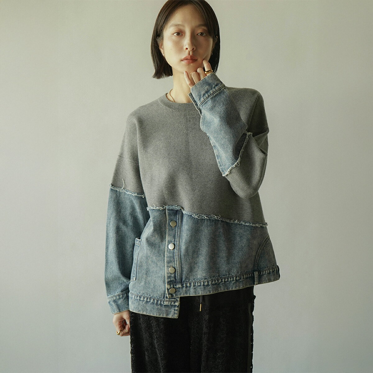【RADIATE ラディエイト】 デニムドッキングアシメクルーネックニット トップス ニット プルオーバー デニム リメイク アシンメトリー 裾デザイン 伸縮性 レディース カジュアル デイリー トレンドライク ウォッシャブル