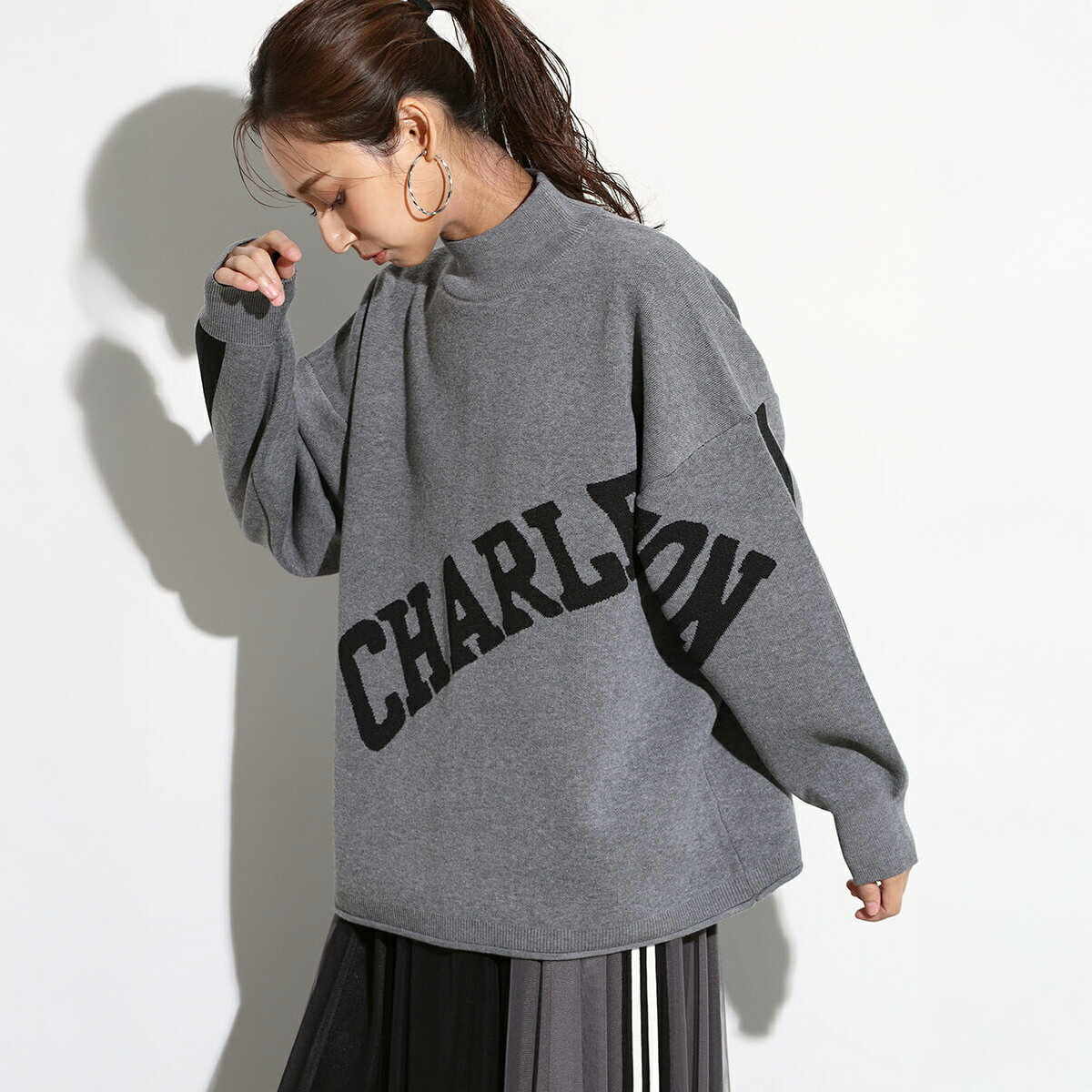 【SCOTCLUB スコットクラブ】 ロゴハイネックニット トップス ハイネックニット プルオーバー ハイネック ニット ロゴニット ロゴデザイン 伸縮性 ロングシーズン レディース 大人 デイリーユース カジュアル ウォッシャブル シック 万能アイテム 主役級アイテム