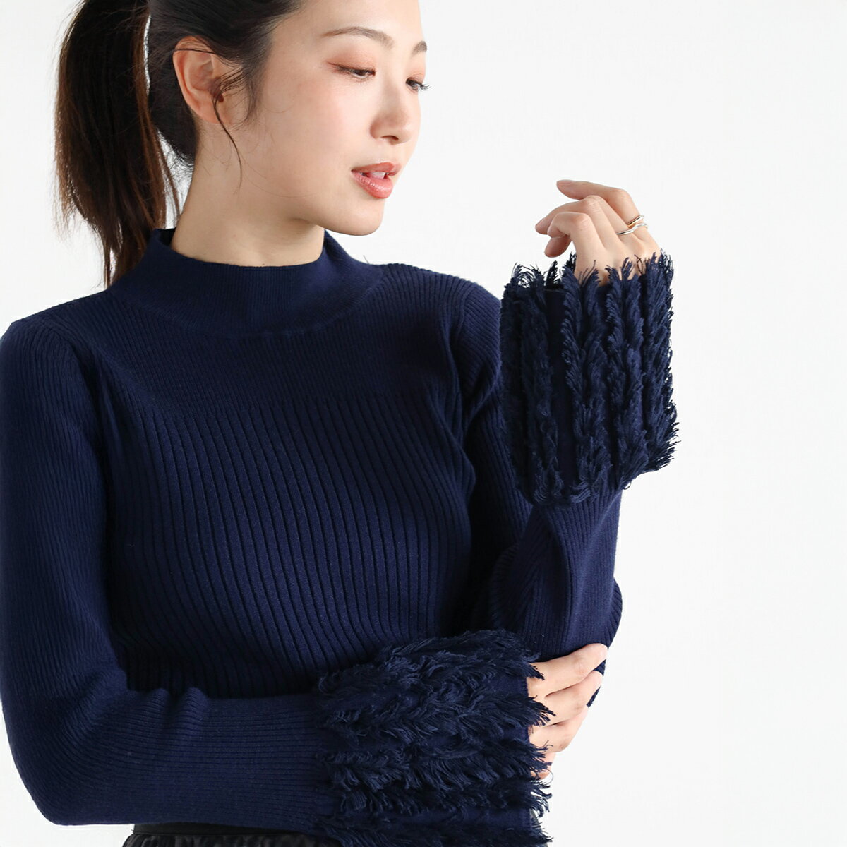 【Vin ヴァン】 袖フリンジリブハイネックニット トップス ニット ハイネックニット リブニット フリンジ 伸縮性 着やせ効果抜群 レイヤードスタイル 万能アイテム レディース フェミニン キレイめ カジュアル デイリー カラバリ