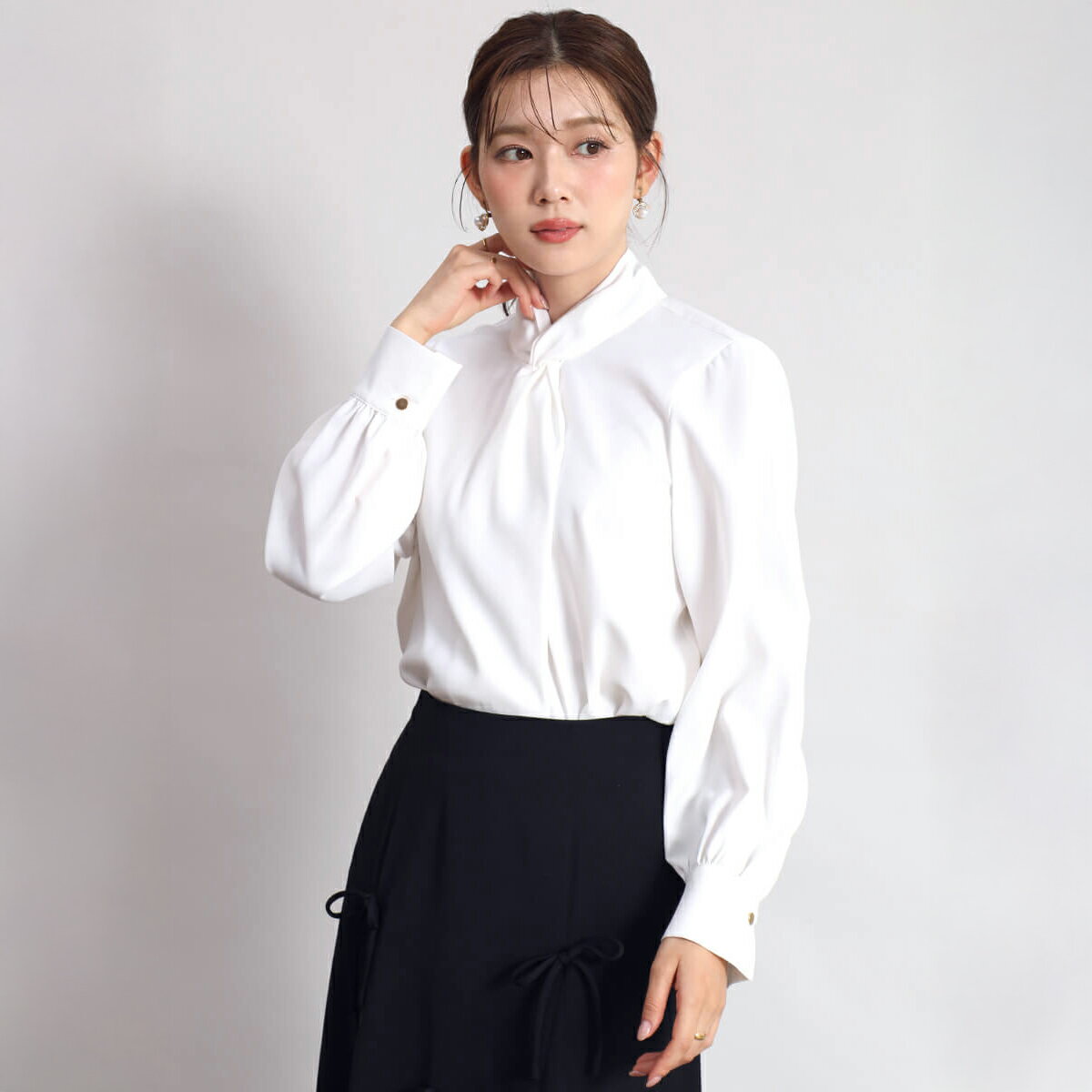 【FENNEL フェンネル】 ネジリネックスタンドカラーブラウス トップス ブラウス スタンドカラー ツイストデザイン ゴールドボタン ギャザー レディース 大人 フェミニン 上品 セレモニー デイリー オフィスコーデ 気品 レイヤードスタイル 行事