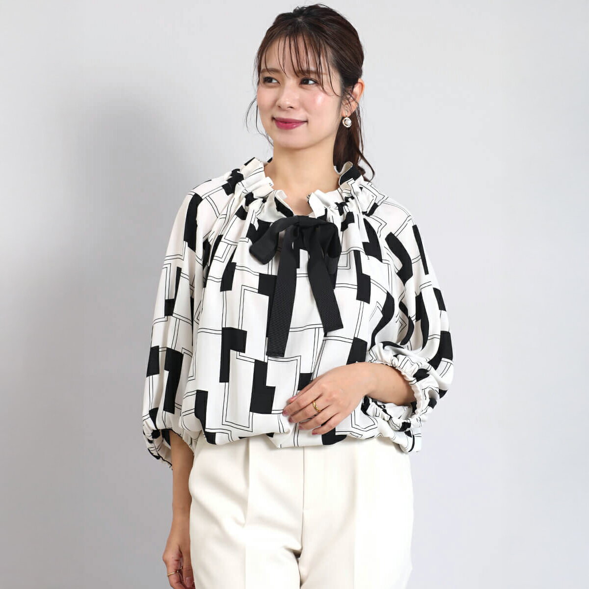 【FENNEL フェンネル】 ジオメトリックギャザーカラーボリュームブラウス トップス ブラウス ギャザー 幾何学柄 リボン レディース 大人 フェミニン 上品 セレモニー デイリー オフィス エレガント 華やかさ 日本製 ウォッシャブル