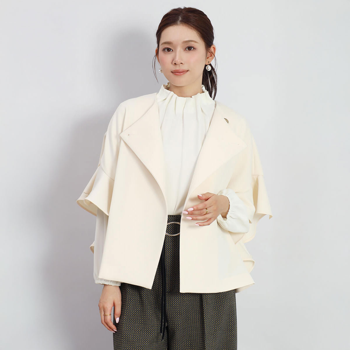 乐天商城 - 【FENNEL フェンネル 】 ラッフルフリルミドルジャケット アウター ジャケット コート 羽織り ラッフルスリーブ ミドル丈コート 伸縮性 レディース 大人 フェミニン キレイめ ジャージ素材 デイリー 上品 日本製 セレモニー フォーマル ケープ 軽量 ウール混素材