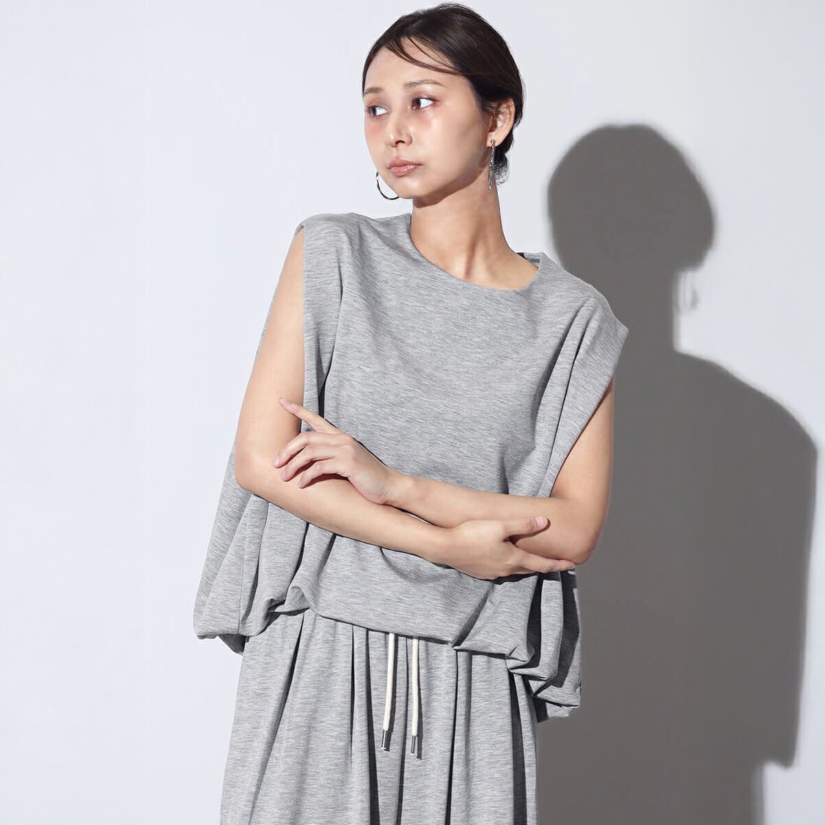 【SCOTCLUB スコットクラブ】クロップドバルーンカットソー バルーンシルエット ノースリーブ カットソー ポンチ素材 上品 大人フェミニン セットアップ対応 手洗い可能 ウォッシャブル きれいめ モード お出かけ 美シルエット
