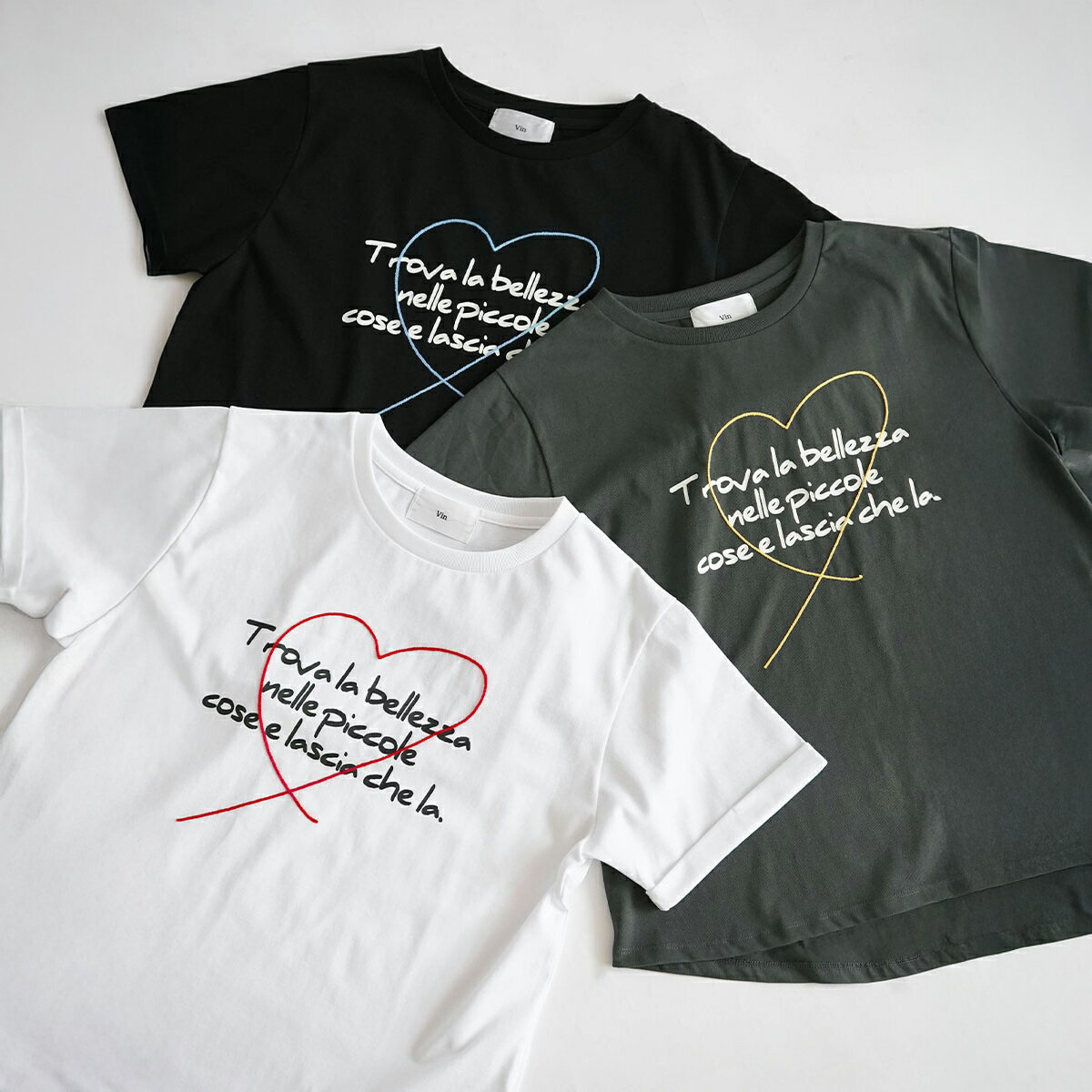  ハート刺繍×ロゴプリントTシャツ レディース 上品 きれいめ ワンポイント 刺繍入り 半袖Tシャツ コットン混 着心地 通気性 前後差 こなれ感 着回し ロールアップ ロゴデザイン 大人女子 上質 洗練