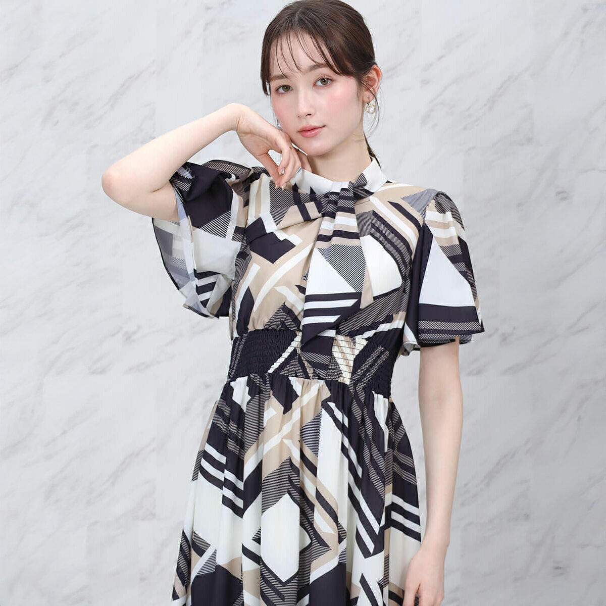乐天商城 - 【FENNEL フェンネル】 ボウタイジオメトリックワンピース きれいめ エレガント クラシカル 華やか 上品 総柄 ボウタイ ロングワンピース ボウタイワンピース シャーリング 半袖 春 夏 着やせ 大人フェミニン ロング丈 幾何学柄