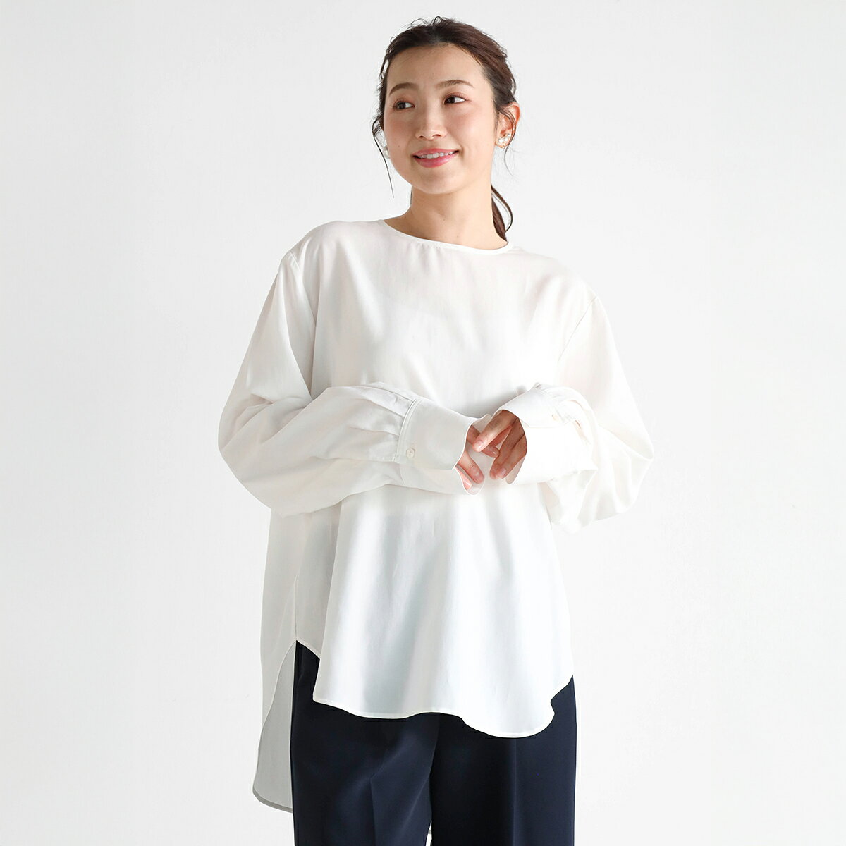 樂天商城 - 【Vin ヴァン】 ヨークデザインラウンドカットブラウス トップス シャツ ブラウス デザインシャツ 羽織り ヨークデザイン レディース カジュアル フェミニン キレイめ デイリー ウォッシャブル オフィス ラウンドカット レイヤードスタイル おでかけ 抜け感 着回し力抜群