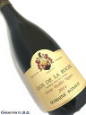 Domaine Ponsot Clos de La Roche Grand Cru Cuvée Vieilles Vignes 赤ワイン　750ml [AOC］クロ ド ラ ロッシュ 特級畑 [評　価］95-97点 The 2014 Clos de la Roche Vieilles Vignes&nbsp;Grand Cru has a corker of a nose: here,&nbsp;a rush of raspberry and Morello cherry&nbsp;infused with limestone and flint aromas.&nbsp;The palate is stately, regal, with filigree&nbsp;tannin and a beguiling sense of symmetry.&nbsp;It bides its time in the mouth before&nbsp;fanning out with effortless ease.&nbsp;This is a fabulous, vivacious Clos de la Roche. 222, The Wine Advocate(31st Dec 2015)事実上の酸化防止剤無添加を実践するモレを代表する伝統的大ドメーヌ モレ・サン・ドニにおける新興の大ドメーヌがデュジャックなら、伝統的大ドメーヌはポンソであろう。その歴史はデュジャックより100年も遡る。 現当主はグランゼコールのHEC（高等商科大学校）を卒業したローラン・ポンソ。 モレ・サン・ドニ村長も務めたジャン・マリー・ポンソの息子である。 ポンソではブドウ栽培もワイン醸造も人の介入を可能な限り排除。ビオロジックともビオディナミとも異なるアプローチの自然栽培をとる。 剪定をコルドン・ロワイヤにすることで樹勢を抑え、低収量を実現。腐敗果が収穫箱の中に混ざるだけで健全果に影響を与えるとして、選果は必ずブドウ畑で行う。 手摘みは当然だが、摘んだ房はまず昔ながらの篭に入れ、それを最大17キロ入りの箱に移した後に醸造所へと運ぶ。 醸造所は4層構造のグラヴィティ・フローでポンプは一切使わない。 醸造に関しては「決まりのないことが決まり」とローラン。ブドウの状態はヴィンテージによって異なるため、その年々に応じた対応をとる。梗を残すか残さないか、ピジャージュの頻度はどうするか、そうしたことに一切決まりはない。 一方、発酵容器に使い古した木桶を使用し、熟成用の小樽も古樽（5&#12316;20年もの）、酸化防止剤である亜硫酸の使用は極力抑えるという原則は毎年一貫している。 亜硫酸はまだ発酵の始まらない破砕前に小量加えるものの、その後は窒素ガスや炭酸ガスなどの不活性ガスでワインを保護する。 瓶詰め時にさえ亜硫酸の添加はない。 クロ・ド・ラ・ロッシュ、クロ・サン・ドニ、モレ・サン・ドニ1級クロ・デ・モン・リュイザン・ブラン。これらモレの珠玉のクリマがポンソを代表するワインだが、ここ10年の間にラインナップが大幅に増えた。シャルム・シャンベルタン, クロ・ド・ヴージョ、コルトン・シャルルマーニュ、コルトン・ブレッサンド、シャンベルタン・クロ・ド・ベーズ……。じつに豪華絢爛である。 ローランはことのほかアリゴテにご執心で、かつてシャルドネやピノ・ブランも混ぜられていたクロ・デ・モン・リュイザン・ブランは、今日、1911年に植樹されたアリゴテの古木100%から造られている。 とかくシャルドネよりも劣ると見られがちなアリゴテだが、収量を抑えればこれほど見事なワインになるのかというよいお手本だ。 ポンソのワインは非常に個性的で、若いうちはとくに理解しずらい印象を受ける。しかしながら、理想の状態で熟成させたワインは、驚くべき色香を放ち、その状態は20年も30年も保たれる。まさに投資に値するワインといえるだろう。 &nbsp;