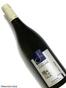 Domaine de La Jobeline Mâcon Verzé Clos des Chanaux 白ワイン　750ml [AOC］マコン ヴェルゼ（単独所有畑） [ブドウ品種］シャルドネ [輸入元コメント］ 1957年にあまり陽の当らない標高280mの小さな谷に植えられたブドウ。ブドウの成熟は遅め。独特なテロワールの古木から来るアロマティックなピュアさを保つため、ステンレスタンクでシュール・リーにて1年熟成。輝きのある黄金色。ミネラルを感じる力強いアロマ。無駄がなくエレガント、引き締まった、塩気を感じるフィニッシュ。ヴェルゼ村で100年以上続く、マイエ家のワイン造り ラ・ジョブリーヌはヴェルゼ村の丘陵地に位置するドメーヌ。 マコネのこの小さな村の歴史は10世紀まで遡り、卓越したテロワールから品質の高いワインを生み出す。 約100年前、現当主ピエール・マイエの祖父クロードは、薬剤師となった後、 ヴェルゼ村に戻ってブドウ畑を開墾し、ワイン造りをスタートした。 その後、その息子ポールがさらに畑を拡大させると、2004年にポールの息子であるピエールにバトンが渡った。 　ピエールは、当時ワイン協同組合のメンバーだったが、マイエ家の歴史を引継ぐことを決意し、 2014年にドメーヌ・ド・ラ・ジョブリーヌを設立した。 ワイン造りに恵まれた地 標高250～380メートルの高さにある11ヘクタールの畑は、適度に傾斜のある水はけのよい粘土石灰質土壌。 畑は東から南に面し、日較差が生まれることで早朝の太陽光は霜のリスクを軽減し、日中の陽ざしによってブドウはよく熟し、 できあがるワインはエレガントで果実味豊かなものに仕上がる。 ブドウ樹の平均樹齢は25年で、最も古いものは1957年に植樹されたもの。 ドメーヌではテロワールの質を最大限に高めるために、収量は制限し、持続可能な農法を実践している。 農薬や化学肥料の使用の軽減、生物学的サイクルの尊重、土壌中の生命の維持、 また土に適度な空気を入れるための定期的な耕作、天然由来の製品、肥料の使用などに取り組んでいる。 このように土壌を整えることで、根は栄養分を求めて地下深くに到達し、ミネラル、豊かなアロマ、テロワールの特徴を引き出している。