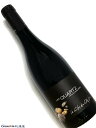 Le Clos du Caillou Cote du Rhone Les Quartz 赤ワイン　750ml [AOC］コート デュ ローヌ [評　価］92点 Hints of lavender and licorice add nuance to the ripe black cherries of the 2019 Cotes du Rhone Les Quartz. An 80-20 blend of Grenache and Syrah, it's full-bodied, velvety in texture and long, finishing with a flourish of ripe tannins. May 2022 Week 1, The Wine Advocate(6th May 2022) ほのかなラベンダーと甘草の香りが、2019 コート デュ ローヌ レ クオーツの熟したブラック チェリーにニュアンスを加えます。グルナッシュとシラーを 80:20 ブレンドしたワインで、フルボディでビロードのような質感があり、余韻が長く、熟したタンニンの豊かな余韻で終わります。（直訳） [輸入元コメント］ シャトーヌフ デュ パプ レ クワルツが造られる区画「Les Cassanets」に近く、同様のガレ ルーレと呼ばれる丸石を表土に持つ砂質土壌。コンクリートタンクにて発酵、樽熟成はフードルとバリックにて13ヶ月。コート デュ ローヌとしては並外れた凝縮感と深みを持つ。ブドウ品種：グルナッシュ80％、シラー20％■Le Clos du Caillou ル クロ デュ カイユ ル クロ デュ カイユは、1956年に現オーナーのプイザン家が取得し、ブドウ栽培・ワイン造りを開始。1990年代半ばまで収穫の大部分はギガルなど大手ネゴシアンへ桶売りしていました。1995年、創業者の孫娘シルヴィ プイザンがサンセールの名高いドメーヌ ヴァシュロンでワイン造りをしていた夫、ジャン ドニ ヴァシュロンとドメーヌを継ぐ事を決心し、サンセールからローヌへ移住。品質向上の為、様々な改革を行い、元詰めを徐々に増やし、僅か数年でシャトーヌフ デュ パプのトップ生産者と賞されるほどに。 卓越したテロワールと古木グルナッシュの見事な融合、ジャン ドニの巧みな手腕により、クロ デュ カイユのワインは洗練されたエレガンスとフィネスで世に広く知られるようになりました。シャトーヌフ デュ パプ北東の境界、クルテゾンの高台にクロ デュ カイユの畑17ha、他区画から造られるACコート デュ ローヌが計45haと石垣の外周辺にシャトーヌフ デュ パプを計9ha所有し、年間約25万本を生産。1950年代に植樹されたぶどう樹が多く残り、平均樹齢は60年を超します。 2010年よりビオロジック認証取得、一部区画ではビオディナミを実践。野生酵母による発酵など極力ナチュラルな造りが信条です。