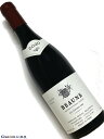 Domaine Michel Gaunoux Beaune 赤ワイン　750ml [AOC］ボーヌ [輸入元コメント］ ボーヌのさまざまな村名クリマが組み合わされたワイン。ゴヌーのワインの中では最も柔らかみがあり、軽やかな仕上がり。とはいえ、キメ細かなタンニンがワインのストラクチャーを形成する、昔ながらのブルゴーニュ。今のブルゴーニュはどれも新世界ワインのようとお嘆きの方こそお試しを。バックヴィンテージも揃えるポマールの古典派 モノポールのクリマを所有するふたつのドメーヌを除くと、ポマールを拠点にそのアペラシオンに集中して取り組む造り手はなかなか見当たらない。そんなポマールにあって5つの1級畑を所有し、ブルゴーニュ ルージュさえポマールの村内に畑をもつ、まさにポマールに特化したドメーヌがミシェル ゴヌーである。 現在、ドメーヌの舵取りをしているのはマダム ジャクリーヌ ゴヌー。ミスター ビーンのローワン アトキンソンによく似た、息子のアレクサンドルがワイン造りに従事する。 ワイン造りはいまだに古典的。ブドウは完全除梗のうえ、木桶で発酵。長いキュヴェゾンのあと、30〜50％の新樽を用いて18〜24ヶ月の樽熟成を施す。 ポマールというテロワールのせいもあるが、このドメーヌのワインは、若いうちだとタンニンがゴツゴツと感じられることが多い。 今どきにしては珍しい、典型的な長期熟成タイプ。少なくとも5年は寝かせて、ようやく花を咲かせるタイプである。 しかしながら、心配はいらない。このドメーヌのカーヴには数々のオールドヴィンテージが大切にストックされており、販売リストにもバックヴィンテージの用意がある。セラーのキャパシティに余裕のある人は、若いヴィンテージを手に入れて我が子のように育て上げればよいし、そうでない人は今が飲み頃のバックヴィンテージを入手すればよい。 いずれにせよ飲み頃を迎えたゴヌーのワインは素晴らしく、ダージリンティーや高級なめし革、ハバナシガー、黒トリュフ、そしてポマール リュジアンには顕著に、ジビエのフレーバーが匂い立つ。 その頃になるとタンニンも丸みを帯び、しなやかな飲み口へと変化しているはずだ。 最近のブルゴーニュはまるで新世界のピノのようだとお嘆きの諸兄には、お誂え向きの造り手といってよいだろう。