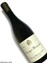 Domaine Bernard Moreau Chassagne Montrachet Blanc 白ワイン　750ml [AOC］シャサーニュ モンラッシェ [評　価］91+点 Aromas of pear, freshly baked bread, nutmeg and citrus zest preface the 2020 Chassagne-Montrachet Village, a medium to full-bodied, satiny and precise wine that's taut and chalky, with a pretty core of fruit and a long, saline finish. It's the domaine's biggest cuvée, and it shouldn't be overlooked, as it ages very well indeed. January 2022 Week 3, The Wine Advocate(21st Jan 2022) 洋ナシ、焼きたてのパン、ナツメグ、柑橘類の皮の香りが 2020 年のシャサーニュ モンラッシェ ヴィレッジの前に立ちはだかり、ミディアムからフルボディのサテンのような正確なワインで、張りのある白亜質で、フルーツのかなりの核と長く塩味のあるフィニッシュがあります。これはドメーヌの最大のキュヴェであり、非常によく熟成されているため、見逃すべきではありません。（直訳）■Domaine Bernard Moreau et Fils 優れた造り手のひしめくシャサーニュ モンラッシェにあって、ベルナール モローは過去10年でめざましい成長を見せる注目株の1人。ベルナールが1960年代に相続、基礎を築き、息子の4代目アレクサンドルとブノワの兄弟が、2000年からドメーヌを運営。アレクサンドルは栽培、ブノワは醸造を担当。 ワイン アドヴォケイトのブルゴーニュ担当ニール マーティンは、2014年2月号で「シャサーニュ モンラッシェには、非常に多くのモロー家の分家があるが、ベルナール モローは最高の1つ。今後の行方に期待して欲しい。ここのワインはトップクラスだ」と、評価はうなぎ昇りです。 13アペラシオンに広がる畑の面積は14ha。モローのワインは赤も白も優れていますが、白ワインでトップを行くのは、1樽のみのバタール モンラッシェを除けば、シャサーニュ モンラッシェ プルミエ クリュのモルジョ。切れが良く、柑橘系、アプリコットの香りときれいなミネラル感に縁取られています。 村名のシャサーニュ モンラッシェはお買い得の見本。剪定で収量を落とし、リュット レゾネで栽培。厳しい選果の上、空気圧式圧搾機を使い、自然酵母だけで発酵されます。ラッキング（滓引き）もバトナージュ（沈殿した澱の攪拌）もできる限り行いません。ワインは濃厚さとフィネスを備えたアペラシオンの見本。この造り手の知名度は、実力に比べて低すぎると言わざるを得ません。