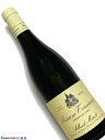 Domaine Albert Morot Beaune 1er Cru Toussaints 赤ワイン　750ml [AOC］ボーヌ　1級畑 [輸入元のコメント］ ブレッサンドの下、グレ―ヴとサン・ヴィーニュの間に位置するトゥサン。サン・ヴィーニュより傾斜の強い畑で日当たりと水はけに勝る。ラズベリー、ストロベリー、赤スグリなど赤い果実の香りが心地よく、タンニンは滑らか。スムースな飲み心地。■Albert Morot アルベール モロー ボーヌの1級畑を7つも所有 ボーヌを知るうえで欠かせない造り手 アルベール・モロは1820年にネゴシアンとして創設されたが、1890年に7haのブドウ畑を購入。 以降、ネゴシアンとドメーヌの2足の草鞋を履いてきた。 アルベール・モロの孫にあたるギィ・モロとフランソワーズ・ショパンの兄妹が経営に当たっていたが、1980年代半ばにギィが病気に倒れ、フランソワーズはネゴシアン・ビジネスの廃業を決意。ドメーヌ経営に集中した。 その彼女も引退の時を迎え、直系の子供がいないことから、パリで生まれモンペリエで農学を修めた、甥のジョフロワ・ショパン・ド・ジャンヴリにドメーヌを託すに至った。 現在、ドメーヌの規模は8ha。 サヴィニー・レ・ボーヌ1級ヴェルジュレスにモノポールのクロ・ド・ラ・バタイエールを所有する以外はすべてボーヌの1級畑。 トゥーロン、グレーヴ、トゥサン、ブレッサンド、サン・ヴィーニュ、マルコネ、そして2001年に加わったエーグロと7つものクリマが揃う。 2008年からは村名ポマールのメタイヤージュを始めた。エーグロの4分の1が白のほかはすべて赤である。 ドメーヌでは2009年からビオロジック栽培を実施。唯一、マルコネの畑だけがトラクターのアクセスの関係からビオロジック栽培が難しかったが、小型のトラクターを2011年に導入し、このクリマもビオロジックが可能になった。 赤ワインの醸造は、完全除梗。4、5日の低温マセレーションを経てアルコール発酵を行う。 以前は木桶を用いていたが、2005年からステンレスタンクに変わっている。 トータルで20日間のキュヴェゾンの間、発酵の前半はピジャージュを行い、後半はルモンタージュにより抽出。その後、18ヶ月間の樽熟成となるが、以前は50%に達していた新樽率が近年徐々にその比率を落とし、2009年以降は3分の1となっている。 瓶詰めまで澱引きはなし。これはワイン中の炭酸ガスで酸化を防ぎ、亜硫酸の添加を避けるためである。 かつては飲み頃になるまで年月を要する頑なな印象の強かったモロのワインだが、ジョフロワの時代になって洗練度を身に付け、とくに近年の出来は磨きがかかっている。 ボーヌの1級畑がズラリと揃うことから、このアペラシオンの特徴を学ぶには最適のドメーヌと言えるだろう。