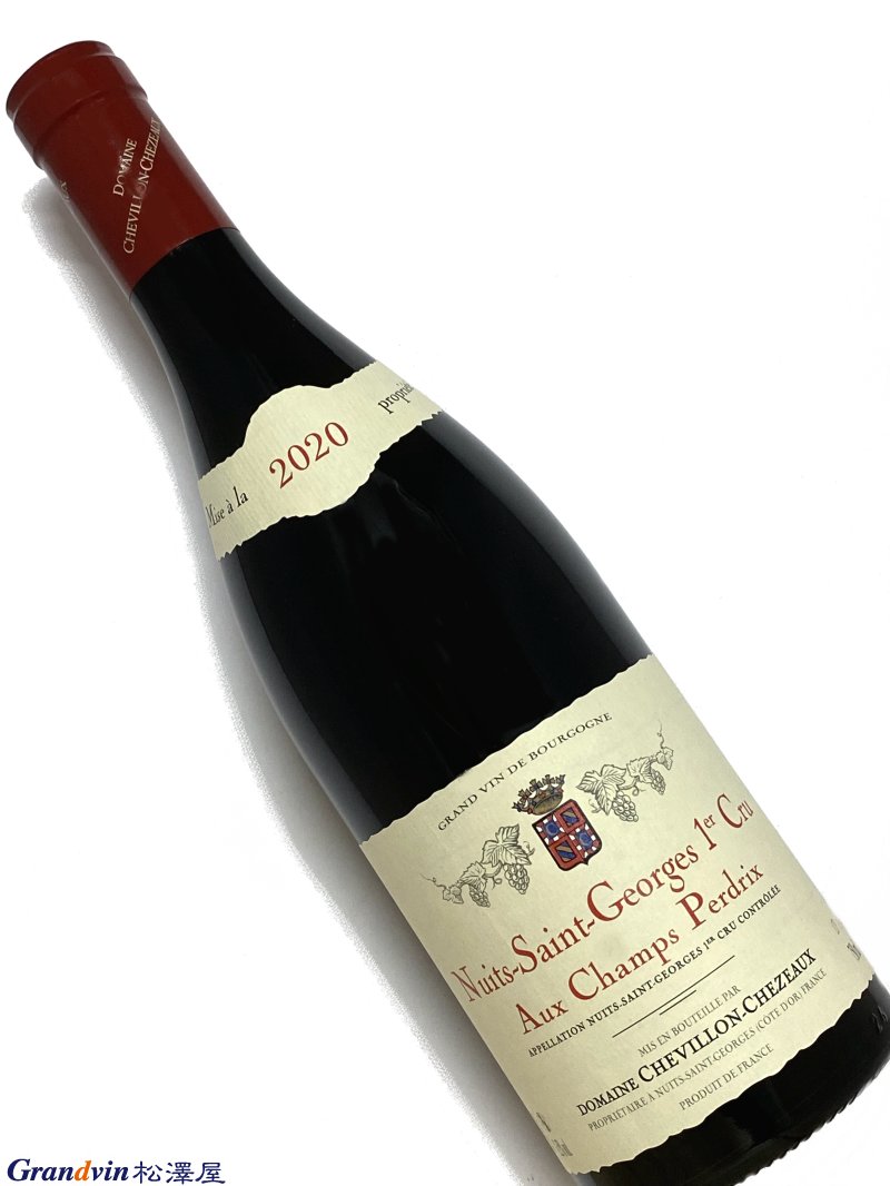 Domaine Chevillon Chezeaux Nuit Saint Georges 1er Cru Aux Champs Perdrix 赤ワイン　750ml [AOC］ニュイサンジョルジュ　1級畑 オー シャンペルドリはヴォーヌ ロマネ側　1級シェニョの上部にあります。 この付近は、ダモド、リシュモン、ミュルジュ、ヴィーニュ ロンド、トレ・・・など銘醸畑が並ぶ一角にあります。赤系果実のニュアンスが特徴的なしなやかなワインです。 ニュイサンジョルジュの生産者で、4代に渡りワインを生産しています。所有畑はオーシャンペルドリをはじめ、レ サンジョルジュ、レポレ、ブースロットなど一等地に畑を所有。 ロベール シュヴィヨンとは従兄弟の関係にあり、ニュイサンジョルジュの中堅の生産者となりまずが、ロバートパーカーはロベールシュヴィヨン同様4つ星の生産者としています。よりお得な価格となります。Chevillon Chezeauxシュヴィヨン シェゾー ニュイサンジョルジュのテローワルを余すところなく堪能できる素晴らしいワイン ドメーヌ シュヴィヨン シェゾー の歴史は1887年にさかのぼり、現在まで4代にわたりニュイサンジョルジュで作っています。ニュイサンジョルジュの中堅のドメーヌの1つでロバート パーカーJr.は従兄弟であるロベール シュヴィヨンとともに4つ星生産者としています。主な所有畑は、1級レ サンジョルジュ、オーシャンペルドリ、ポレ、ブースロット、レ クロそして大変珍しい1級ブースロットブランを作ります。 このドメーヌの素晴らしいところはニュイサンジョルジュの多彩なテロワールを正確に反映させるとができるところです。様々な要素をエレガントに仕上げ、かつテロワールをぼかすこともく仕上げます。さらに熟成のポテンシャルも見極め、定期的に、熟成した80年代、90年代のワインをリリースしてくれます。