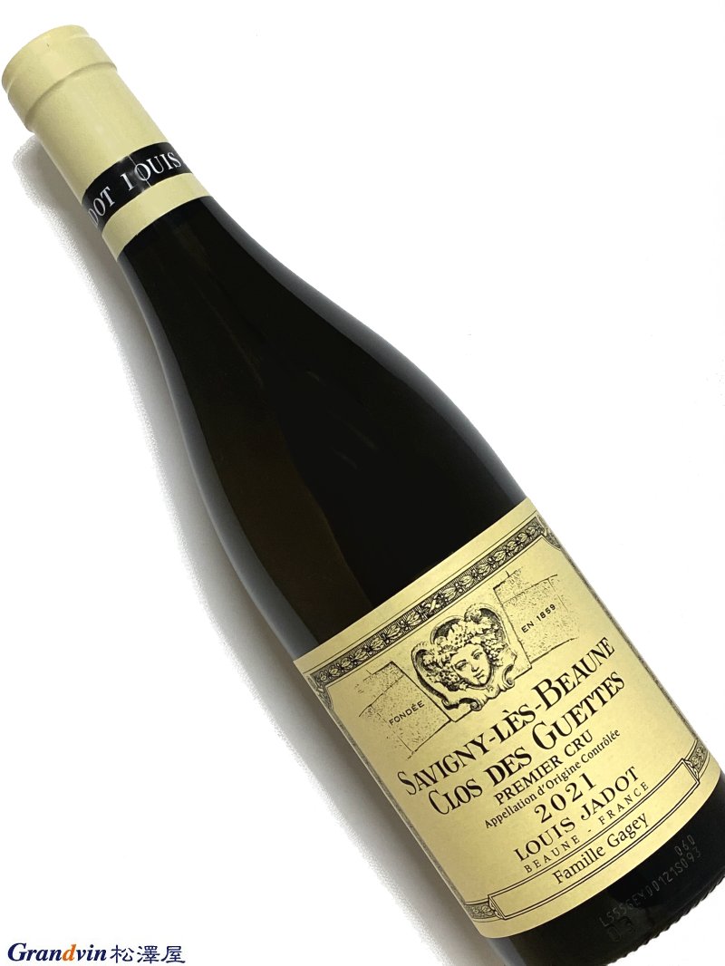 Louis Jadot (Famille Gagey)Savigny Les Beaune 1er Cru Clos des Guettes Blanc 白ワイン　750ml [AOC］サヴィニー レ ボーヌ　1級畑 [評　価］89-91点 The 2021 Savigny-les-Beaune 1er Cru Clos des Guettes Blanc (Domaine Gagey) opens in the glass with aromas of crisp orchard fruit, lemon oil and freshly baked bread. Medium to full-bodied, ample and satiny, with creditable depth and persistence, it has turned out well. The Wine Advocate (Feb 01, 2023) グラスの中でさわやかな果樹園のフルーツ、レモンオイル、焼きたてのパンの香りが広がります。ミディアムからフルボディ、豊かでサテンのような味わい、信頼できる深みと持続性があり、結果は良好です。（直訳）■Louis Jadot　ルイ ジャド 銘醸畑に彩られたルイ・ジャドの歴史 ルイ・ジャド社は1859年に、由緒あるブドウ栽培家としての歴史を有するジャド家のルイ・アンリ・ ドゥニ・ジャドによって創設されました。 1794年からジャド家が所有するシュヴァリエ・モンラッシェ・レ・ドゥモワゼルの総面積の半分や、 1826年に取得したボーヌ・ヴィーニュ・フランシュのプルミエ・クリュで、現在までモノポールであ るクロ・デ・ズルシュールに加え、ブルゴーニュの銘醸格付け畑を次々に取得し、現在約210ha以 上の自社畑を所有するブルゴーニュ有数の大ドメーヌとなるとともに、優れた品質のワインを提供 するネゴシアン・エルブールとしても高い評価を受けています。 テロワールを反映した個性豊かなワイン造り ルイ・ジャド社のワイン造りの目的は、自らが誇りとするブルゴーニュの真のテロワールを、それぞ れのワインを通じて表現することであり、長い将来にわたってそのテロワールが維持されていくこ とです。そのために、約20年以上前から化学肥料や農薬の使用を排除し、伝統的な手法を採用し てきました。数年程前からは、ボーヌ周辺など一部の畑でビオディナミ農法を実践しています。醸造 は天然酵母を使用し、じっくりと時間をかけて行います。1997年にはボーヌ郊外に最先端の設備 を備えたラ・サブリエール醸造所が、また、2008年にはコート・シャロネーズのジヴリにブルゴー ニュ・ジェネリック専用の醸造施設が完成し、ルイ・ジャド社のワインの品質をさらに高めるに至っ ています。 自社畑のほとんどがグラン・クリュとプルミエ・クリュ ルイ・ジャド社がコート・ドール地区に所有する自社畑のほとんどがグラン・クリュとプルミエ・ク リュで占められていることは特筆すべき点です。それらはその所有形態に応じて、「ドメーヌ・デ・エ リティエ・ルイ・ジャド」、「ドメーヌ・ルイ・ジャド」、「ドメーヌ・ガジェ」、「ドメーヌ・デュック・ド・マジェンタ」等に分かれ、それぞれワインのラベルに明記されています。さらに、1996年にはムーラン・ ア・ヴァンなどに畑を持つボージョレの名門ワイナリー「シャトー・デ・ジャック」を、2008年にはプ イイ・フュイッセの中心に15haの畑を持つトップ・ドメーヌとして名高い「ドメーヌ・フェレ」を獲得 し、ブルゴーニュにおけるポートフォリオを更に充実させました。 ワインの神バッカスを施したルイ・ジャド社のラベル ルイ・ジャドのラベルで販売されるワインは、すべてブルゴーニュ地方のA.O.C.格付けのワインで、 すべてのワインに、ギリシャ神話に登場するワインの神バッカスを施したデザインのラベルが用い られています。これは、ルイ・ジャド社が創設当初から、グラン・クリュからシンプルなA.O.C.ブル ゴーニュに至るまで、すべてのアぺラシオンに対して同等の価値を置き、同等の熱意を持ってワイ ン造りを行っていることを示しています。縁取りが施されたバッカスの顔と、淡いイエローのラベル は、常に変わらず、一目でルイ・ジャド社のワインであることが分かります。