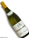 Domaine Albert Grivault Meursault 1er Cru Perrieres 白ワイン　750ml [AOC］ムルソー　1級畑 [輸入元のコメント］ じつは虎の子のクロ・デ・ペリエールよりも平均樹齢が高く、緊張感が支配するクロに対して、よりムルソーらしい包容力を感じさせる。畑にごろごろ転がる小石の効果でブドウはよく熟し、リッチな味わい。石灰質の強いミネラルがバランスをとる。特級昇格を待つクロ・デ・ペリエール 忍耐の必要なミネラル派のムルソー もしもムルソーに特級畑が認められるとすれば、真っ先に名前が挙がるクリマがクロ・デ・ペリエール。 ペリエールの優位性はよく知られたところだが、斜面上部のペリエール・デュシュと下部のペリエール・ドゥスゥでは後者のほうが格上。 さらにそのど真ん中に位置するクロ・デ・ペリエールこそ特級にふさわしい。 石垣に囲まれた0.95haの小さな区画。この畑から鋼のように強靭なミネラルと、濃密な凝縮感をもつ白ワインが生み出されるのだ。 クロ・デ・ペリエールはドメーヌ・アルベール・グリヴォーのモノポール畑。 今日、ドメーヌを運営するのはアルベールグリヴォーの孫にあたる、ミシェル・バルデ夫妻である。 クロ・デ・ペリエールのほか、通常のペリエール、村名ムルソー、ブルゴーニュ・ブラン、ポマール1級クロ・ブランの5アペラシオンに、合計6haのブドウ畑を所有。 白でも長期熟成の可能なワインがこのドメーヌの方針で、とくにクロ・デ・ペリエールにいたっては10年でも20年でも問題なく寝かしておくことができる。 なおかつ熟成が頂点に達した時の素晴らしさは、この世のものとも思えない幸せが味わえるだろう。 白ワインの醸造法は、手摘みしたブドウを圧搾し、オーク樽で発酵。 新樽率は村名ムルソーで10%、1級ペリエールとクロ・デ・ペリエールが20％、ブルゴーニュ・ブランは古樽のみ。 熟成期間はすべてのアペラシオンにおいて11ヶ月だ。 村名ムルソーはオー・クロという区画のもの。ブルゴーニュ・ブランの畑もムルソー村の中にあり、凡百なブルゴーニュ・ブランとはひと味異なるリッチさとミネラルが味わえる。 ペリエールとクロ・デ・ペリエールの違いは粘土の強さ。クロのほうにより多くの粘土が含まれ、リッチなボディを形成する。 ドメーヌ唯一の赤ワインがポマールの1級クロ・ブラン。もちろんピノ・ノワールの植えられた畑だが、かつてシトー派の修道士がこの畑に白ブドウを植えていたためこの名前がついた。グラン・ゼプノの南に隣接し、土壌は白っぽい。ポマールとしては繊細で、柔らかなタッチの赤ワインとなる。 リッチさばかりが強調されたムルソーの多い中、ミネラルのしっかりしたグリヴォーのワインは飲み手に多少の忍耐を要求するものの、じつに貴重な存在といえるだろう。 &nbsp;