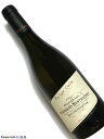 Domaine Philippe Colin Chassagne Montrachet 1er Cru Les Chenevottes Blanc 白ワイン　750ml [AOC］シャサーニュ モンラッシェ　1級畑シュヴァリエやドゥモワゼルを受け継ぐミシェル・コラン・ドレジェの後継ドメーヌ ドメーヌ・ミシェル・コラン・ドレジェのミシェル・コランが2003年に引退し、ふたりの息子、フィリップとブリュノはそれぞれ独立。 長男のフィリップは父ミシェルの新しい醸造施設を引き継ぎ、醸造家のジェラルディーヌ・ゴデを右腕としてブドウ栽培とワイン醸造に従事している。 フィリップが所有するブドウ畑は9ha程度だが、これに加え、2.5ha分ほどのワインをネゴスとして生産。 アペラシオンは当然、お膝元のシャサーニュ・モンラッシェが中心で、ショーメ、シュヌヴォット、ヴェルジェ、モルジョなどの1級畑を所有。 サントーバンやサントネイ、マランジュにも畑をもつ。 ただし、このドメーヌでもっともきらびやかに光り輝くのは、ピュリニー・モンラッシェにあるふたつのクリマ、特級シュヴァリエ・モンラッシェと1級ドゥモワゼルだ。 シュヴァリエ・モンラッシェは一族の所有面積が計0.30haあり、このうち0.07haはいまだミシェルがワイン造りをしているが、残り0.23ha分をフィリップが栽培、醸造している。 ドゥモワゼルはカイユレの南端に位置する0.6haのクリマで、小道を挟み向こうはモンラッシェ。 所有者は3軒しかなく（ほか2軒はギィ・アミオとミシェル・コランの従兄弟のベルナール・コランだったが、後者は2007年にミシェル・ピカールに畑を売却）、フィリップ・コランが所有するのはこのうちの0.1ha。 年にわずか2樽しか出来ない、幻のワインである。 白ワインの醸造は、アルコール発酵をステンレスタンクで始め、半分くらいまで発酵が進んだところでオーク樽に移す。 気温の低いシャブリでよく見られる手法だ。 熟成期間は12〜15ヶ月。近年は228Lのブルゴーニュ樽のみではなく、400〜500Lの中樽も使い、樽香に支配されるのを避ける傾向にある。パワフルさよりもむしろエレガントなスタイル。 シャサーニュの造り手なので赤ワインの生産量も多く、こちらは柔らかな果実味とともにしっかりとした骨格が感じられるタイプである。