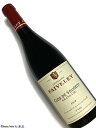 Faiveley (Domaine) Clos de Vouget Grand Cru 赤ワイン　750ml [AOC］クロ ド ヴージョ　特級畑 [評　価］93-95点 The 2018 Clos de Vougeot Grand Cru is performing very well, wafting from the glass with a deep-pitched bouquet of cassis, wild berries, incense, rich soil tones and woodsmoke. On the palate, the wine is full-bodied, layered and broad-shouldered, with a deep and layered core, rich structuring tannins and ripe but succulent acids. Long and sapid, this is another excellent Clos Vougeot from Faiveley, and this cuvée seems to go from strength to strength every year. The Wine Advocate (Jan 10, 2020) 非常に好調で、グラスからはカシス、野生のベリー、香、豊かな土の色合い、木の煙の深みのあるブーケが漂ってきます。口に含むと、このワインはフルボディで、層状で肩が広く、深く層状の核、豊かな構造のタンニン、熟したけれどもジューシーな酸を持っています。長くて鋭い、これもフェヴリーの優れたクロ ヴージョです。このキュヴェは年々力強さを増しているようです。（直訳） [輸入元のコメント］ フェヴレは斜面中腹と下部に3区画、合計1.29haの自社畑をこのグラン・クリュに所有する。樹齢は最も古いもので70年超。深みのあるルビー色。ラズベリー、カシス、ダークチェリーなどの果実香。凝縮感があり重厚な印象。タンニンはキメ細かく、果実味の中に溶け込んでいる。ストラクチャーはあり、主張の強いクロ・ド・ヴージョ。若き当主を迎え、さらなる進化の道を歩む ブルゴーニュのドメーヌ的グランメゾン ニュイ・サン・ジョルジュに本拠を置くフェヴレ社は、1825年の創立から7代にわたって続くグラン・メゾンである。 4代目のジョルジュ・フェヴレは、かの有名なコンフレリー・デ・シュヴァリエ・デュ・タストヴァン（利き酒騎士団）の創設者のひとりとして知られ、オスピス・ド・ニュイ・サン・ジョルジュのキュヴェにも、レ・サン・ジョルジュ・キュヴェ・ジョルジュ・フェヴレとしてその名を残す。 フェヴレが数ある他のネゴシアンと一線を画するのは、その広大な自社畑から造られるドメーヌもののワインが、全生産量の8割を占めるという事実だろう。 コート・ド・ニュイ、コート・ド・ボーヌ、そしてコート・シャロネーズまで、合わせて120haもの自社畑を所有し、シャンベルタン・クロ・ド・ベーズやエシェゾーなどグラン・クリュに10ha、ニュイ・サン・ジョルジュのレ・サン・ジョルジュやジュヴレ・シャンベルタンのクロ・デ・ジサールなどプルミエ・クリュに25haの畑をもつ。 ひとつのクリマの面積は平均して1haと決して大きくはないが、それだからこそクリマごとに手の込んだシュール・ムジュール、すなわちオーダーメイドのワイン造りを行うことができるのである。 フェヴレが所有する120ヘクタールの自社畑のうち、半分以上の68ヘクタールはコート・シャロネーズに位置する。 フェヴレ家がこの地域の潜在的な可能性に気付いたのは、第一次世界大戦と世界恐慌により産地が疲弊していた1933年のことだ。 この年にジョルジュ・フェヴレが賃貸耕作を始め、1963年には5代目のギィ・フェヴレがメルキュレイに最初の畑を購入。その面積を徐々に増やし、今日、ジヴリィ、リュリィ、モンタニー、ブーズロンまで、コート・シャロネーズ全域に版図を広げた。 メルキュレイ・プルミエ・クリュ・クロ・デ・ミグランをはじめとする数々のモノポール（単独所有）畑を手に入れ、コート・シャロネーズならフェヴレとまで言われるまでに成長。そして2012年以降、コート・シャロネーズの自社畑は「ドメーヌ・ド・ラ・フランボワジエール」という独立したドメーヌ名を掲げ、次のステージに上ろうとしている。 今日、メゾンを率いるのは、2005年に25歳の若さで事業を引き継いだエルワン・フェヴレ。奇しくも彼の父、フランソワ・フェヴレがメゾンを継承したのも25歳の時であったという。 エルワンは当主の座に就くや否や、改革を断行し、若いうちはなかなか飲みづらく、長年寝かせて初めて花開く典型的な長期熟成型のワインを、比較的早いうちに飲み頃を迎え、かつ長期の熟成もでき得るワインへとスタイルを変えた。 さらに、本拠がニュイ・サン・ジョルジュということもあり、コート・ド・ニュイの赤ワインに特化しがちだったポートフォリオをコート・ド・ボーヌの白にも広げるべく、2008年にグラン・クリュのバタール・モンラッシェとビアンヴニュ・バタール・モンラッシェを入手。同時にピュリニー・モンラッシェ・プルミエ・クリュのガレンヌも加わり、壮観なラインナップを完成させた。 またムルソーではマトロ・ウィッターシェイムと契約を締結。形式上は買いブドウによるネゴスものだが、実際にはブドウ栽培からフェヴレのスタッフが携わっているという。 ニュイ・サン・ジョルジュ最高のクリマ、レ・サン・ジョルジュのグラン・クリュ昇格を同年代の造り手とともに働きかけるエルワン・フェヴレ。 新しい当主のもと、フェヴレ社はさらなる高みを目指して進化し続けているのだ。