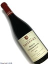 Domaine Faiveley Mazis Chambertin Grand Cru 赤ワイン　750ml [AOC］マジ シャンベルタン 特級畑 [評　価］92-94点 More reserved than the Charmes and Latricières, the 2018 Mazis-Chambertin Grand Cru opens in the glass with a brooding bouquet of cassis, wild berries, smoked meats, rich soil tones, licorice and caramelized orange. On the palate, it's medium to full-bodied, deep and introverted, with an ample endowment of fine, powdery tannins and lively underpinning acids. I'm looking forward to revisiting this from bottle. The Wine Advocate (21st Jan 2022) シャルムやラトリシエールよりも控えめな 2018 マジ シャンベルタン グラン クリュは、グラスに注ぐとカシス、野生のベリー、燻製肉、豊かな土の色合い、甘草、キャラメリゼしたオレンジの陰気な香りで始まります。 口に含むと、ミディアムからフルボディで、深くて内向的で、きめ細かい粉末状のタンニンと生き生きとした下支え酸がたっぷりと含まれています。ボトルから再訪するのが楽しみです。（直訳） [輸入元のコメント］ クロ・ド・ベーズの北に位置する男性的なグラン・クリュ。フェヴレはここに1.20haの自社畑を所有。37年、59年、74年に植え付けられた古木である。非常に深みのあるルビー色。ラズベリーや赤スグリなど赤い果実にカシスやダークチェリーなど黒い果実が混じる。凝縮感が強く、キメ細かなタンニンが骨格を形成。パワフルで男性的。スパイシーなフィニッシュ。若き当主を迎え、さらなる進化の道を歩む ブルゴーニュのドメーヌ的グランメゾン ニュイ・サン・ジョルジュに本拠を置くフェヴレ社は、1825年の創立から7代にわたって続くグラン・メゾンである。 4代目のジョルジュ・フェヴレは、かの有名なコンフレリー・デ・シュヴァリエ・デュ・タストヴァン（利き酒騎士団）の創設者のひとりとして知られ、オスピス・ド・ニュイ・サン・ジョルジュのキュヴェにも、レ・サン・ジョルジュ・キュヴェ・ジョルジュ・フェヴレとしてその名を残す。 フェヴレが数ある他のネゴシアンと一線を画するのは、その広大な自社畑から造られるドメーヌもののワインが、全生産量の8割を占めるという事実だろう。 コート・ド・ニュイ、コート・ド・ボーヌ、そしてコート・シャロネーズまで、合わせて120haもの自社畑を所有し、シャンベルタン・クロ・ド・ベーズやエシェゾーなどグラン・クリュに10ha、ニュイ・サン・ジョルジュのレ・サン・ジョルジュやジュヴレ・シャンベルタンのクロ・デ・ジサールなどプルミエ・クリュに25haの畑をもつ。 ひとつのクリマの面積は平均して1haと決して大きくはないが、それだからこそクリマごとに手の込んだシュール・ムジュール、すなわちオーダーメイドのワイン造りを行うことができるのである。 フェヴレが所有する120ヘクタールの自社畑のうち、半分以上の68ヘクタールはコート・シャロネーズに位置する。 フェヴレ家がこの地域の潜在的な可能性に気付いたのは、第一次世界大戦と世界恐慌により産地が疲弊していた1933年のことだ。 この年にジョルジュ・フェヴレが賃貸耕作を始め、1963年には5代目のギィ・フェヴレがメルキュレイに最初の畑を購入。その面積を徐々に増やし、今日、ジヴリィ、リュリィ、モンタニー、ブーズロンまで、コート・シャロネーズ全域に版図を広げた。 メルキュレイ・プルミエ・クリュ・クロ・デ・ミグランをはじめとする数々のモノポール（単独所有）畑を手に入れ、コート・シャロネーズならフェヴレとまで言われるまでに成長。そして2012年以降、コート・シャロネーズの自社畑は「ドメーヌ・ド・ラ・フランボワジエール」という独立したドメーヌ名を掲げ、次のステージに上ろうとしている。 今日、メゾンを率いるのは、2005年に25歳の若さで事業を引き継いだエルワン・フェヴレ。奇しくも彼の父、フランソワ・フェヴレがメゾンを継承したのも25歳の時であったという。 エルワンは当主の座に就くや否や、改革を断行し、若いうちはなかなか飲みづらく、長年寝かせて初めて花開く典型的な長期熟成型のワインを、比較的早いうちに飲み頃を迎え、かつ長期の熟成もでき得るワインへとスタイルを変えた。 さらに、本拠がニュイ・サン・ジョルジュということもあり、コート・ド・ニュイの赤ワインに特化しがちだったポートフォリオをコート・ド・ボーヌの白にも広げるべく、2008年にグラン・クリュのバタール・モンラッシェとビアンヴニュ・バタール・モンラッシェを入手。同時にピュリニー・モンラッシェ・プルミエ・クリュのガレンヌも加わり、壮観なラインナップを完成させた。 またムルソーではマトロ・ウィッターシェイムと契約を締結。形式上は買いブドウによるネゴスものだが、実際にはブドウ栽培からフェヴレのスタッフが携わっているという。 ニュイ・サン・ジョルジュ最高のクリマ、レ・サン・ジョルジュのグラン・クリュ昇格を同年代の造り手とともに働きかけるエルワン・フェヴレ。 新しい当主のもと、フェヴレ社はさらなる高みを目指して進化し続けているのだ。