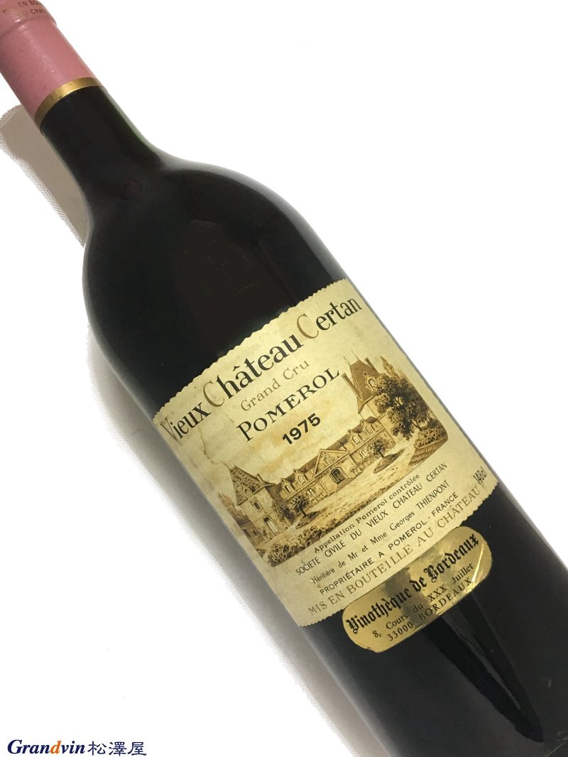 Vieux Ch&#226;teau Certan 赤ワイン　1,500ml [AOC］ポムロール [ラベル］経年の汚れあり [評　価］80点 A burgundian aroma of cherry fruit and earthy, oaky, spicy components is satisfactory enough. On the palate, the 1970 Vieux-Chateau-Certan is moderately concentrated, light, fruity, and charming. However, it has little of the power, richness, and depth expected. Anticipated maturity: Now. Last tasted, 4/80. Bordeaux Book, 3rd Edition, The Wine Advocate(1st Jan 1998)『ヴィユー・シャトー・セルタンのシェを訪れてわかるのは、伝統に 　対する健全な尊敬の態度である。 　若くて内気なアレキサンドルがシャトーを継いだ時、古参は彼の経 　験不足を笑ったが、彼はめきめきと頭角を現し、近くのシャトー・ 　ペトリュスでクリスティアン・ムエックスが実践している成長期剪 　定と樽でのマロラクティック発酵をメルロのために導入した。 　ヴィユー・シャトー・セルタンは歴史的に秀逸との評価を得ている 　ため、高価だ。』 　美術出版社 『BORDEAUX ボルドー 第4版』 &nbsp; &nbsp;