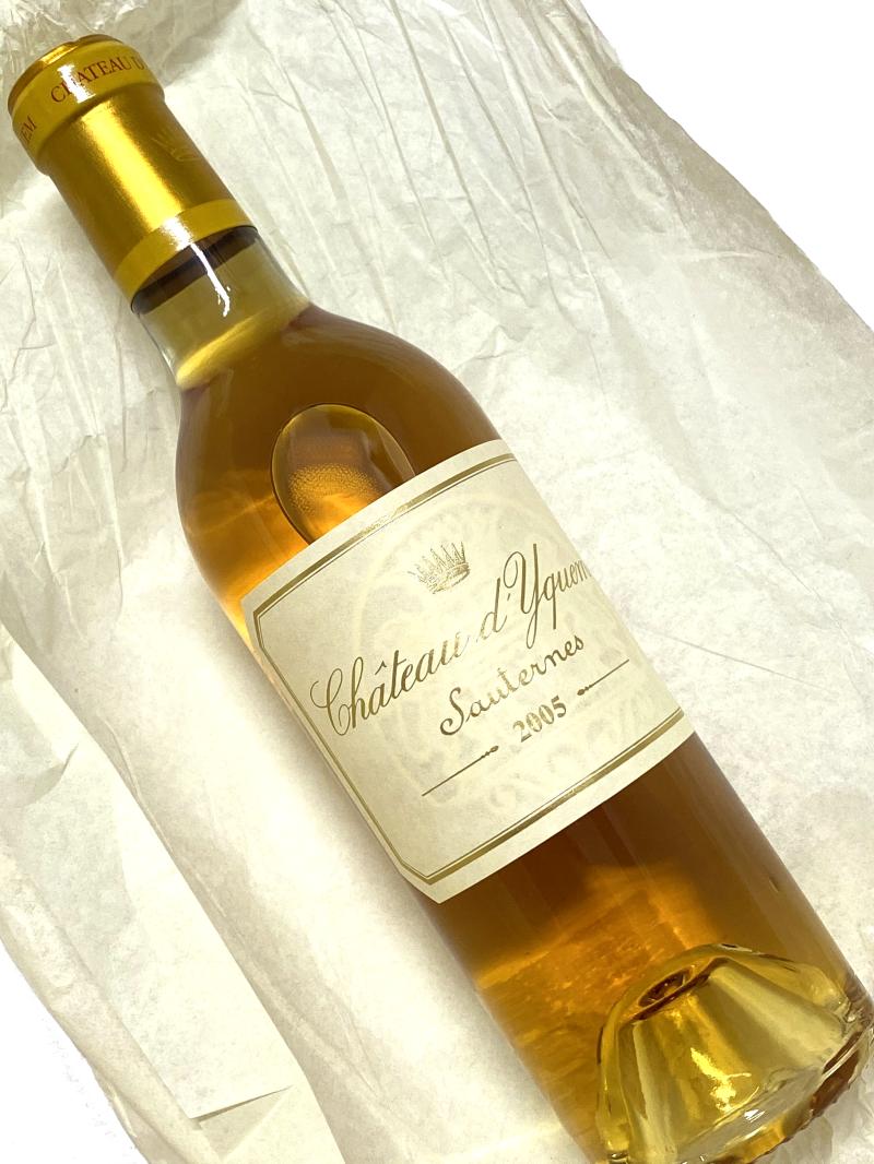 Château d'Yquem 甘口白ワイン　375ml [AOC］ソーテルヌ　特別第1級 [評　価］96点 Tasted at the property 12 months on from my last visit, my note for the Château d'Yquem 2005 is almost exactly the same. I feel that there is still just a little new oak to be resolved on the nose. But the palate is extremely well balanced, perhaps just a little nuttier than I remember from 12 months ago, with hints of white chocolate and crème brûlée just appearing on the finish. This needs another decade, but it is a very serious Yquem in the making. Tasted April 2015. #225 The Wine Advocate (30th Jun 2016)■d'Yquem　ディケム 　1本の葡萄の木からグラス1杯のワインしか作らないディケム 　ボルドー最高峰の甘口白ワイン。 『シャトー・ディケムは、当地(ソーテルヌ)のそのほかのシャトーの 　上にそびえたち、すばらしく豊かで特徴的な、独特のワインをつく 　っている。私から見て、イケムはボルドーのなかでも唯一無比の偉 　大なワインである。』 　講談社 『BORDEAUX ボルドー 第3版』
