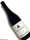 Calera Wine Company Central Coast Pinot Noir Josh Jensen Selection 赤ワイン　750ml [産　地］カリフォルニア セントラルコースト [輸入元コメント］ 自社畑マウント・ハーランのぶどうが少量ブレンドされたジョシュ・ジェンセン本人の名前を冠した限定ボトル。 このピノ・ノワールはブラックチェリー、熟したプラム、木いちごのフレッシュな香りが非常に魅力的。ブラックチェリー、リコリス、ワイルドハーブやシトロネラの生き生きとした味わいがまるで口の中でダンスをしているかのように広がります。喉越しは滑らかできめ細かく、リッチで深い味わいで、しっかりとしたタンニンが明るいチェリーを思わせる爽やかな酸味のアクセントを纏い、長く印象的なフィニッシュです。 ジョシュ ジェンセン セレクションのラベルについて 書のタッチで描かれたこの印象的なラベルは、NHK の番組などにも作品を提供し、海外でも高く評価されている女性書道家 紫舟(シシュー)氏によるデザインです。ピノ・ノワール、シャルドネ共にセントラル・コーストのぶどうにマウント・ハーランの自社畑のぶどうをブレンドしたもので、通常のセントラル・コーストのものと比べ、より深みのある味わいとなっています。ジョシュ・ジェンセン本人の名前が初めてラベルに冠されたこともあり、現在大変注目を集めています。カレラの歴史はオーナーのジョシュ・ジェンセンがブルゴーニュワインに惚れ込み 自分のライフワークをピノ・ノワールにかけることを誓ったことに遡ります。 ジョシュ・ジェンセンはブルゴーニュの偉大なドメーヌ（DRC やDUJAC）で ワイン造りを学んだ際に、ピノ・ノワールやシャルドネは肥沃な石灰岩土壌で 育てることで素晴らしいワインになると気づきました。 カリフォルニアに戻ったジョシュは早速フランスの偉大なスタイルをもちつつ 世界に類のないワイン造りを目指し、ぶどう栽培に最適な地を1971 年から2年の 年月を費やして探し回りました。 そしてついに1974 年にサンフランシスコから南に150キロ、大西洋から 40キロメートル内陸に入ったサン・ベニート郡にあるマウント・ハーランの近くに 石灰岩が豊富にある土地を見つけ、購入しました。 カリフォルニアで最も高い標高（670m）の冷涼地にある畑のひとつです。 2008 年と2011 年には「ワイン＆スピリッツ誌」でワイナリー・オブ・ザ・イヤーを 受賞するなど、今日カレラのワインは世界中のワイン評論家に称賛されています。 「カレラ」は“石灰岩でできた焼き窯”を意味するスペイン語。ワイナリー名はこれに 由来し、ロゴも実際にある10m の高さをもつ1866 年製の焼き窯を模したものです。