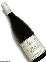 Pierre Morey Meursault Les Terres Blanches 白ワイン　750ml [AOP］ムルソー [評　価］90-92点 The 2020 Meursault Les Terres Blanches is excellent, mingling aromas of pear and citrus zest with hints of white flowers and vanilla pod. Medium to full-bodied, ample but incisive, with bright acids and a chalky finish, it's a beautifully site-driven wine in the making. The Wine Advocate (Jan 21, 2022) 洋梨や柑橘類の皮の香りと白い花やバニラのさやの香りが混ざり合った素晴らしい味わいです。ミディアムからフルボディ、豊かだが鋭く、明るい酸とチョーキーな余韻を持ち、美しく現場主導で造られているワインである。（直訳） [輸入元コメント］ 2006年が初ヴィンテージ。1級グット・ドールの真下に位置し、テール・ブランシュという名前のとおり、石灰質が強く、土壌が浅い。白い花に柑橘類。ミネラルが強く感じられ、ムルソーとしてはタイトなスタイル。■Pierre MOREY ピエール モレ　Morey Blanc　モレ ブラン ドメーヌとネゴスのふたつを高水準で両立させる希有な存在 ピエール・モレイはムルソーの造り手だが、一族がムルソーにやってきたのはフランス革命まっただ中の1793年のこと。モレイと名のつく他のドメ ーヌ同様、もともとはシャサーニュ・モンラッシェの出身だという。 ピエールの父、オーギュストは1935年にドメーヌ・デ・コント・ラフォンのメタイエ（収穫の一部を受け取る小作人）のひとりとなり、1971年から ピエールがそれを引き継ぐようになった。 ラフォンはムルソーの1級畑や特級モンラッシェなど素晴らしい畑をもっていたが、オーナーはつねに他の仕事をもち、畑作業は小作人に任せていた のだ。ところがドミニク・ラフォンがラフォン家で初めての栽培醸造家になると、折半耕作の契約期間を延長せず、ラフォン家のすべての畑を自ら 耕作することを宣言。 1986年から1991年にかけてピエール・モレイは多くの畑を失ってしまう。 しかしながら、ピエール・モレイの手腕に感銘を受けていた、ピュリニー・モンラッシェの大ドメーヌであるルフレーヴは、引退が決まっているそ れまでの醸造長のジャン・ヴィロに代わって、ピエールを招聘。 こうして彼は、1988年以降、ルフレーヴの醸造長として働く一方、自身の小さなドメーヌを運営し、さらに1992年にはネゴス・ブランドとして「モ レイ・ブラン」を設立。 二足のわらじならぬ三足のわらじを履くことになる。 ルフレーヴの醸造長に就いてから20年後の2008年、ドメーヌ・ピエール・モレイとモレイ・ブランの仕事に集中するためルフレーヴから離れ、娘の アンヌを共同経営者に迎えて、父娘で11haの畑を耕作。同時にモレイ・ブランを経営している。 ルフレーヴがそうであるように、ドメーヌ・ピエール・モレイでも1991年から畑をビオロジックやビオディナミで栽培し、1997年にはすべての畑を ビオディナミ農法に転換した。 アペラシオンはドメーヌもネゴスもムルソーを中心にコート・ド・ボーヌと白と赤に集中している。 ドメーヌ所有の特級畑はバタール・モンラッシェのみだが、ネゴスのほうにはモンラッシェにコルトン・シャルルマーニュ、赤のコルトンもある。 またドメーヌのラインナップには、珍しいムルソーの赤、レ・デュロがあり、表土の厚い土壌からすこぶるパワフルな赤ワインを生み出す。 ピエール・モレイのワインはテロワールにきわめて忠実に仕上げられ、ムルソー1級ペリエールはその硬質なミネラル感を前面に押し出し、バター ル・モンラッシェはリッチさと力強さが表現されている。 ドメーヌとネゴスの両方を運営する造り手のワインは、ドメーヌを主、ネゴスを従ととらえられがちだが、ピエール・モレイの場合はそれにあたら ない。 ネゴスのワインはあくまでドメーヌのラインナップの補完にあり、ブドウが購入したものである以外はドメーヌ同様のケアがとられている。たとえ ば村名ムルソー同士をブラインドで試飲したとしても、そのブドウが栽培された区画による違いはともかく、品質的な優劣を感じることはない。 ラフォンやコシュ・デュリーと並ぶ、偉大なムルソーの造り手がピエール・モレイなのだ。 &nbsp;