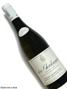 Domaine Antonin GUYON Corton Charlemagne Grand Cru 白ワイン　750ml [AOC］コルトン シャルルマーニュ　特級畑 [輸入元コメント］ 55.45アールという広い畑。樹齢は35年。オーク樽(新樽50％)で18カ月間熟成。色は輝くようなゴールドグリーン。ライムの花、アカシア、ハチミツの非常に繊細なアロマ。大変ピュアで、ミネラル感があり、複雑かつ繊細で余韻は心地よく長い。■Domaine Antonin GUYON 伝統的スタイルを貫く48ヘクタールの大ドメーヌ サヴィニー・レ・ボーヌに本拠を置くアントナン・ギヨンは、48ヘクタールのブドウ畑を耕作する大ドメーヌである。 1960年代に先代のアントナン・ギヨンがジュヴレ・シャンベルタンからムルソーにかけて秀逸なクリマを手に入れ、70年代になると、その息子で現当主のドミニクが、オート・コート・ド・ニュイに点在する350もの区画を80軒の農家から買い集めた。ブルゴーニュACとオート・コート・ド・ニュイのワインはドメーヌ・ドミニク・ギヨン、それ以外のアペラシオンはドメーヌ・アントナン・ギヨンの名がラベルに冠される。 これだけ広大なブドウ畑をもちながらビオロジック栽培にも熱心で、2015年から正式に移行。2018年にはエコセールの認証を取得予定という。収量はアペラシオンやヴィンテージに応じて28〜42hl/haだが、2016年は遅霜の被害が甚大で、ボーヌの生産量はなんとゼロ。お膝元のサヴィニーもわずか1割という状況である。 ワイン醸造はいたってトラディショナル。畑と醸造所の2回にわたって選果をし、完全除梗のうえ、発酵前に10度の低温浸漬、ピジャージュ、ルモンタージュ、デレスタージュによって抽出を行う。発酵容器は古式ゆかしき木製の開放槽である。熟成用の樽はフランソワ・フレールとダミーを中心とし、新樽の比率は平均25パーセント。赤は18ヶ月間の熟成を施す。 白は全房で圧搾後、小樽発酵。週に1回のバトナージュを行い、コルトン・シャルルマーニュの18ヶ月は例外として、他のアペラシオンはだいたい12ヶ月の樽熟成だ。白はピュリニー・モンラッシェの1級ピュセル、ムルソーの1級シャルム、それに特級コルトン・シャルルマーニュ。赤は特級にコルトン・ブレッサンド、コルトン・クロ・デュ・ロワ、そしてシャルム・シャンベルタンといった銘醸畑をもっている。 評論家受けを狙った大柄なタイプではなく、アントナン・ギヨンのワインは繊細にしてエレガント。料理と寄り添う、伝統的なスタイルを貫いている。