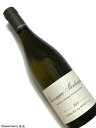 Domaine de Montille Chassagne Montrachet Blanc 白ワイン　750ml [AOC］シャサーニュ モンラッシェ [輸入元コメント］ ル・ペルクロ、レ・ウイエール、シャン・デリエールの3区画から。平地の比較的粘土の強い土地ながら、ピュリニー寄りのクリマなだけに、洗練された白ワインに仕上がる。ピーチ、蜂蜜、白い花。ボディは厚めで果実味豊富なスタイル。■Domaine de Montille ドメーヌ ド モンティーユ 頑固な古典派から大きく脱皮 ニュイへ、ピュリニーへと拡大した大ドメーヌ ヴォルネイのドメーヌ・ド・モンティーユといえば、古典的ワインの銘醸家として名の知れたドメーヌ。 映画「モンドヴィーノ」でも主役級で取り上げられたので、ご記憶の方も多いに違いない。 先代のユベールはディジョンでの弁護士が本業。というのも1947年にドメーヌを相続した時、ブドウ畑の面積はわずか3haしかなかった。 その後、息子のエティエンヌとともにブドウ畑を拡張し、1990年代には7haを超えるまでに広がった。 このエティエンヌもパリのクーパース＆ライブランド（現プライスウォーターハウス・クーパース）の会計士として働いていたが、2001年にブルゴーニュに戻り、シャトー・ド・ピュリニー・モンラッシェの経営に就くと同時に、ドメーヌ・ド・モンティーユの当主となった。 もっともエティエンヌ自身は1983年からドメーヌのワイン造りに関与しており、1995年には実質的にドメーヌの主導権を握り、ブドウ栽培をビオロジックへと転換。父から子への継承は着々と進んでいたのである。 エティエンヌがフルタイムで経営にあたるようになってからというもの、ドメーヌの版図拡大は凄まじい。1993年にはすでに、ピュリニー・モンラッシェ1級カイユレをジャン・シャルトロンから買い取っていたが、2004年にボーヌ1級エーグロ（白）、特級コルトン・クロ・デュ・ロワ、コルトン・シャルルマーニュを入手。2005年にドメーヌ・デュジャックと共同でトマ・モワイヤールを買収し、コート・ド・ニュイにも進出した。この時にヴォーヌ・ロマネ1級マルコンソール、ニュイ・サン・ジョルジュ1級オー・トレイ、特級クロ・ド・ヴージョをラインナップに加えている。 さらに2012年、エティエンヌが経営を任されていたシャトー・ド・ピュリニー・モンラッシェをオーナーの金融機関から買い取ってしまったのだ。ただし、シャトーが所有していた特級モンラッシェとバタール・モンラッシェは、この買収に協力したシャトー・ラトゥールのフランソワ・ピノーに譲り、彼のドメーヌ・ドゥージェニーに加わることとなる。 白ワインのラインナップ拡充を見越して、エティエンヌはともにマイクロ・ネゴスのドゥー・モンティーユを運営していた妹のアリックスを、2006年から白ワインの醸造責任者に任命。 一方、赤ワインはエティエンヌがおもに監督するものの、全体のセラーマスターとしてアメリカ人のブライアン・シーヴが2010年に就任している。 こうしてあまりにも拡大したためヴォルネイの醸造施設では間に合わなくなり、現在は旧ロピトー・ミニョンが所有していたムルソーのセラーでワイン造りをしている。 一般にエレガントとされるヴォルネイでさえも、「いつ開くのかわからない」と言われたドメーヌ・ド・モンティーユのワインだが、今日では若いうちから香り高く、そしてタンニンもしなやかなものとなり、かつ長期熟成にも十分耐え得るスタイルへと大きく変化している。全房を用いた醸造など、基本的にはユベール時代の様式を継承しながらも、より完熟したブドウを摘み取り、抽出の仕方や発酵温度の管理をより綿密に行うことで、現在のスタイルを築いた。 ムルソーのジャン・マルク・ルーロの元妻であるアリックスが手がける白ワインも秀逸。シャトー・ド・ピュリニー・モンラッシェ所有のクリマがアリックスの手を経て、どのようなワインとなるのかも楽しみである。 　アドヴォケイトの飲み頃予想は2016年〜2040年。 　そろそろ入り口に到達し、楽しめる頃合になってきたマルコンソール2011年。 　是非この機会にお買い求めください!! &nbsp;