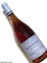 Domaine Bruno Clair Marsannay Rosé ロゼワイン　750ml [AOC］マルサネ [輸入元のコメント］ ドメーヌの看板ワイン。フルーティな香りをもち、フレッシュさが感じられる一方、酒質はしっかりしており、鶏のローストやジャンボン・ペルシエと合わせてもよい。サービス温度は10～12度が理想的。今日、20haを超える大ドメーヌに発展し、伝統のマルサネ・ロゼは今も健在。 ブリュノ・クレールは苦労人である。マルサネの大ドメーヌ、クレール・ダユに生まれながら、その所有畑を十分に受け継ぐことが出来なかった。祖父でマルサネ・ロゼの生みの親、ジョゼフが死去し、その相続を巡って一族で争いが起こったからである。 79年に自分の名を冠するドメーヌを立ち上げてはいたが、その時の畑はマルサネとフィサン、それにサヴィニーのドミノードとモレ・サン・ドニのアン・ラ・リュー・ド・ヴェルジー。 このアン・ラ・リュー・ド・ヴェルジーはクロ・ド・タールの上にある標高300m以上の高地にあり、荒れ地となっていたのをブリュノが整備し、ブドウを植え付けたものだ。 85年、クレール・ダユのうち伯母が所有していた半分の土地はボーヌのネゴシアンに売られ、両親や兄弟の持ち畑を統合してドメーヌ・ブリュノ・クレールを強化。90年代に入ってさらに畑を増やし、現在、マルサネからペルナン・ヴェルジュレスまで、合計25ha、28アペラシオンの規模にまで発展している。 現在、当主のブリュノ、セラーマスターのフィリップ・ブランがドメーヌの舵とりをしているが、そこにブリュノの二人の息子エデュアールとアルチュール、長女のマルゴが参画。エデュアールは8年前から主に畑を担当、3年前から醸造に関わり、アルチュールは2年前からセラーと試飲を担当している。 畑では化学薬品は使用せず、オーガニック肥料（堆肥）を使用。 パーセル全体でビオロジック栽培を採用。手摘みで収穫されたブドウは部分的に除梗（0〜10%）していたが、ヴィンテージによって異なるものの、 長男エデュアールが加わってから、ここ数年のヴィンテージでは徐々に全房を使用した醸造を行っている（約30％）。 必要に応じて低温マセレーションを行い、自生酵母による自然発酵を待つ。 樽熟成はクリマとヴィンテージにもよるが16〜22ヶ月。新樽率は20〜50％でグラン・クリュであっても100%ということはない。 ステンレンスタンクの中で1年間寝かされるマルサネ・ロゼの素晴らしさはいうまでもなく、ブルゴーニュ名物ジャンボン・ペルシエ（ハムとパセリのゼリー寄せ）とじつに相性がよい。 また、昨今人気が急上昇しているマルサネの赤ワインでは、将来1級に認可される可能性のあるロンジュロワがとくに素晴らしくお値打ち。このクリマの一部には樹齢70年を超える樹が植えられている。 ドメーヌはジュヴレ・シャンベルタンにも数々のクリマを所有する。特級のクロ・ド・ベーズに加え、一級はクロ・デュ・フォントニ（モノポール）、プティット・シャペル、カズティエ、そしてクロ・サン・ジャックだ。 ジュヴレ・シャンベルタンらしい力強く豊かな風味が特徴。若いうちからも楽しめるが、長期熟成のポテンシャルは大きい。 28ものアペラシオンを南北に離れて所有すると、どうしてもどこかが手薄になるものだが、ブリュノ・クレールの偉大さはどのアペラシオンも完璧に仕上げられていること。 本拠地マルサネから離れたペルナン・ヴェルジュレスやコルトン・シャルルマーニュの白ワインも、驚くべき洗練さとテロワールの正当性を表現している。