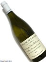Domaine&nbsp;De Villaine Bourgogne Côte Chalonnaise Les Clous Aimé Blanc 白ワイン　750ml [AOC］ブルゴーニュ コート シャロネーズ [輸入元のコメント］ レ・クルーはさまざまな区画からなり、樹勢の低いシャルドネが植えられている。斜面は南向きで日当たりがよく完熟。土壌は石灰質が優り、また比較的樹齢が高いことから、ミネラルのしっかりしたワインが生み出される。若いうちもピュアな果実味を楽しめるが、5年ほど寝かせた後の複雑な熟成香も素晴らしい。あのDRCのオーナーが生み出す芳醇で力強い、究極のアリゴテ。 ドメーヌ・ド・ヴィレーヌは、ドメーヌ・ド・ラ・ロマネ・コンティの共同経営者であるオベール・ド・ヴィレーヌが、妻のパメラとともにコート・シャロネーズのブーズロンに展開するドメーヌ。 ブーズロンは中世の昔、クリュニーのベネディクト派修道会によりブドウ栽培が行われた歴史をもち、とりわけアルゴテの産地として名高い。 コート・ドールではシャルドネよりも格下にとらえられがちなアリゴテだが、ここブーズロンでは高貴品種とみなされており、98年、アリゴテを唯一の品種として認める村名ブーズロンAOCが誕生した（同じエリアで造られたシャルドネやピノ・ノワールは地方名AOCのブルゴーニュ・コート・シャロネーズになる）。 この新アペラシオンの制定をINAOに強く働きかけたのが、誰あろうオベール・ド・ヴィレーヌなのだ。 ドメーヌは標高270&#12316;350mの斜面に合計21haの畑をもち、そのうち9haがブーズロンのアリゴテ。 このアリゴテはアリゴテ・ドレと呼ばれるクローンであり、コート・ドールで一般的なアリゴテ・ヴェールと異なり糖度が高く、香りも華やかとされる。 ドメーヌでは86年からビオロジック栽培を実践し、現在は一部の畑でビオディナミ農法も実践。97年にカリテ・フランスの認証を取得している。 ほかにコート・シャロネーズの赤と白、メルキュレイとリュリー、さらにサントネイにも畑をもつ。 醸造法はじつに伝統的。アリゴテは大樽で発酵、熟成。その他のシャルドネから造られる白ワインも大樽と小樽を併用して醸造し、新樽は一切使わない。 赤ワインは木桶で発酵ののち小樽で熟成させるが、やはり新樽率はゼロである。 現在、ブルゴーニュの世界遺産登録に忙しいド・ヴィレーヌ夫妻に代わり、ドメーヌの切り盛りをしているのは甥のピエール・ド・ブノワ。 すでにこのドメーヌの後継者として活躍している。 2015年ヴィンテージからDomaine de VILLAINEとしてリリース。 &nbsp;