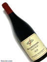 Domaine Jean Grivot Bourgogne Pinot Noir 赤ワイン　750ml [AOC］ブルゴーニュ [輸入元のコメント］ ニュイ・サン・ジョルジュ寄りの国道沿いに位置する区画、リュトニエールから生まれるACブルゴーニュ。単なるACブルゴーニュとは思えない充実したボディをもち、数年の熟成にも耐える。熟成後のフィネスもまた素晴らしい。 &nbsp;■Jean Grivot　ドメーヌ ジャン グリヴォ ベルベットのような喉越しが特徴であり、エレガンスを地で行くドメーヌ。 18世紀の末にまで遡る、ヴォーヌ・ロマネの由緒正しき造り手。 現当主、エティエンヌ・グリヴォの父が現在のドメーヌ名となっている。祖父のガストンは初めてディジョン大学で醸造学の学士を修めた人物であったという。 今日、ドメーヌ・ジャン・グリヴォは全体で14haほどの畑を所有。本拠地のヴォーヌ・ロマネのほか、ニュイ・サン・ジョルジュにも数々のクリマがある。これはエティエンヌの祖母、マドレーヌが婚資としてもたらしたもの。余談ではあるが、マドレーヌの旧姓もグリヴォといい、ただし両グリヴォ家の間に血縁関係はないらしい。 ガストンの死去にともない、55年にジャンがドメーヌを継承。59年からワインの元詰めを始め、ドメーヌの名声を築いた。 エティエンヌがボーヌの醸造学校を卒業し、ドメーヌ入りしたのは82年。夫人はサヴィニー・レ・ボーヌの名門、ドメーヌ・シモン・ビーズのパトリックの妹であるマリエルだ。若かりし頃、シャンボール・ミュジニーのクリストフ・ルーミエとビーズ家に試飲に出かけ、そこで出会ったマリエルに一目ぼれ。ワイン造りの家系の男とは結婚しないと決めていたマリエルを、何年もかけて口説き落としたという。 エティエンヌ・グリヴォの造るワインはじつにヴォーヌ・ロマネらしい。たおやかで、包容力があり、誠実な印象を受ける。まさにエティエンヌそのものの人物像を写し取ったかのようだ。 ヴォーヌ・ロマネのクリマはそもそもそのような性格だから当然としても、ニュイ・サン・ジョルジュのレ・プリュリエ、ロンシエール、オー・ブードまでヴォーヌ的なのは驚くかもしれない。 ヴォーヌに近いオー・ブードはとくにその印象が強く、ニュイ・サン・ジョルジュにありがちな骨太で角張った様子がほとんど感じられない。 エレガンスとひと言でいってしまえばよいのだろうか。ベルベットのような喉越しは、このドメーヌのワイン共通の特徴といえるだろう。