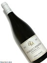 Pierre Morey Meursault 1er Cru Perrières 白ワイン　750ml [AOP］ムルソー　1級畑 [輸入元コメント］ すぐ近くに石切り場の跡があり、きわめて小石の多い1級畑。陽当たりもよく、この小石からの反射によってブドウは熟し、それと同時にミネラルに富んだワインが生み出される。火打ち石のようなフレーバー。味わいに幅と奥行があり、余韻もケタ違いに長い。6～7年はゆうにもち、ヴィンテージによっては20年以上の熟成に耐え得る。■Pierre MOREY ピエール モレ　Morey Blanc　モレ ブラン ドメーヌとネゴスのふたつを高水準で両立させる希有な存在 ピエール・モレイはムルソーの造り手だが、一族がムルソーにやってきたのはフランス革命まっただ中の1793年のこと。モレイと名のつく他のドメ ーヌ同様、もともとはシャサーニュ・モンラッシェの出身だという。 ピエールの父、オーギュストは1935年にドメーヌ・デ・コント・ラフォンのメタイエ（収穫の一部を受け取る小作人）のひとりとなり、1971年から ピエールがそれを引き継ぐようになった。 ラフォンはムルソーの1級畑や特級モンラッシェなど素晴らしい畑をもっていたが、オーナーはつねに他の仕事をもち、畑作業は小作人に任せていた のだ。ところがドミニク・ラフォンがラフォン家で初めての栽培醸造家になると、折半耕作の契約期間を延長せず、ラフォン家のすべての畑を自ら 耕作することを宣言。 1986年から1991年にかけてピエール・モレイは多くの畑を失ってしまう。 しかしながら、ピエール・モレイの手腕に感銘を受けていた、ピュリニー・モンラッシェの大ドメーヌであるルフレーヴは、引退が決まっているそ れまでの醸造長のジャン・ヴィロに代わって、ピエールを招聘。 こうして彼は、1988年以降、ルフレーヴの醸造長として働く一方、自身の小さなドメーヌを運営し、さらに1992年にはネゴス・ブランドとして「モ レイ・ブラン」を設立。 二足のわらじならぬ三足のわらじを履くことになる。 ルフレーヴの醸造長に就いてから20年後の2008年、ドメーヌ・ピエール・モレイとモレイ・ブランの仕事に集中するためルフレーヴから離れ、娘の アンヌを共同経営者に迎えて、父娘で11haの畑を耕作。同時にモレイ・ブランを経営している。 ルフレーヴがそうであるように、ドメーヌ・ピエール・モレイでも1991年から畑をビオロジックやビオディナミで栽培し、1997年にはすべての畑を ビオディナミ農法に転換した。 アペラシオンはドメーヌもネゴスもムルソーを中心にコート・ド・ボーヌと白と赤に集中している。 ドメーヌ所有の特級畑はバタール・モンラッシェのみだが、ネゴスのほうにはモンラッシェにコルトン・シャルルマーニュ、赤のコルトンもある。 またドメーヌのラインナップには、珍しいムルソーの赤、レ・デュロがあり、表土の厚い土壌からすこぶるパワフルな赤ワインを生み出す。 ピエール・モレイのワインはテロワールにきわめて忠実に仕上げられ、ムルソー1級ペリエールはその硬質なミネラル感を前面に押し出し、バター ル・モンラッシェはリッチさと力強さが表現されている。 ドメーヌとネゴスの両方を運営する造り手のワインは、ドメーヌを主、ネゴスを従ととらえられがちだが、ピエール・モレイの場合はそれにあたら ない。 ネゴスのワインはあくまでドメーヌのラインナップの補完にあり、ブドウが購入したものである以外はドメーヌ同様のケアがとられている。たとえ ば村名ムルソー同士をブラインドで試飲したとしても、そのブドウが栽培された区画による違いはともかく、品質的な優劣を感じることはない。 ラフォンやコシュ・デュリーと並ぶ、偉大なムルソーの造り手がピエール・モレイなのだ。 &nbsp;