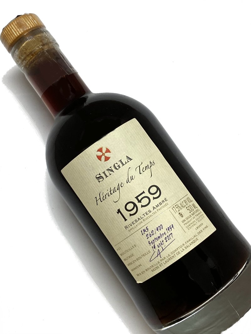 Domaine Singla H&#233;ritage du Temps Rivesaltes Ambre 甘口白ワイン　500ml [AOC］リヴザルト [ラベル］良好 [液　面］ハイフィル [和　暦］昭和34年 [品　種］マカベオ 100％■ Domaine Singla 　ヴァン ドゥー ナチュレル(Vins Doux Naturels) 天然甘口ワイン 　ワインの発酵途中、アルコールを添加することで発酵を止め 　葡萄の甘味、糖分を残す製法がこのリヴザルト。 　ヴァン ドゥー ナチュレルはいまだにあまり知られていませんが 　フランスでは偉大なワインのひとつとして数えられ、非常に乾燥 　したルーション地方の土壌から、並外れた、豊かでコクがあり、 　長期熟成も可能なワインが生み出されています。